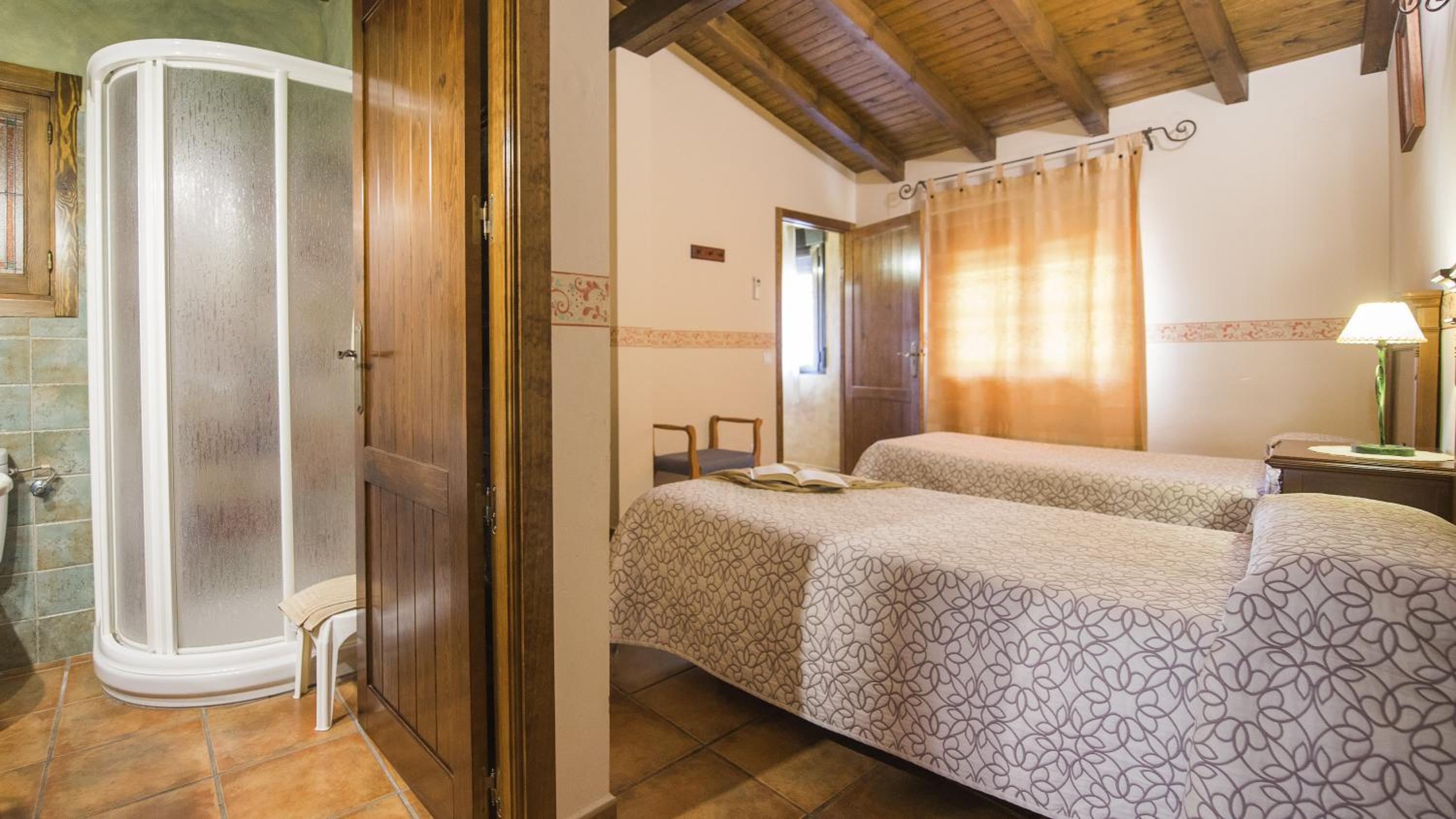 Eight-Bedroom House - Photo 24