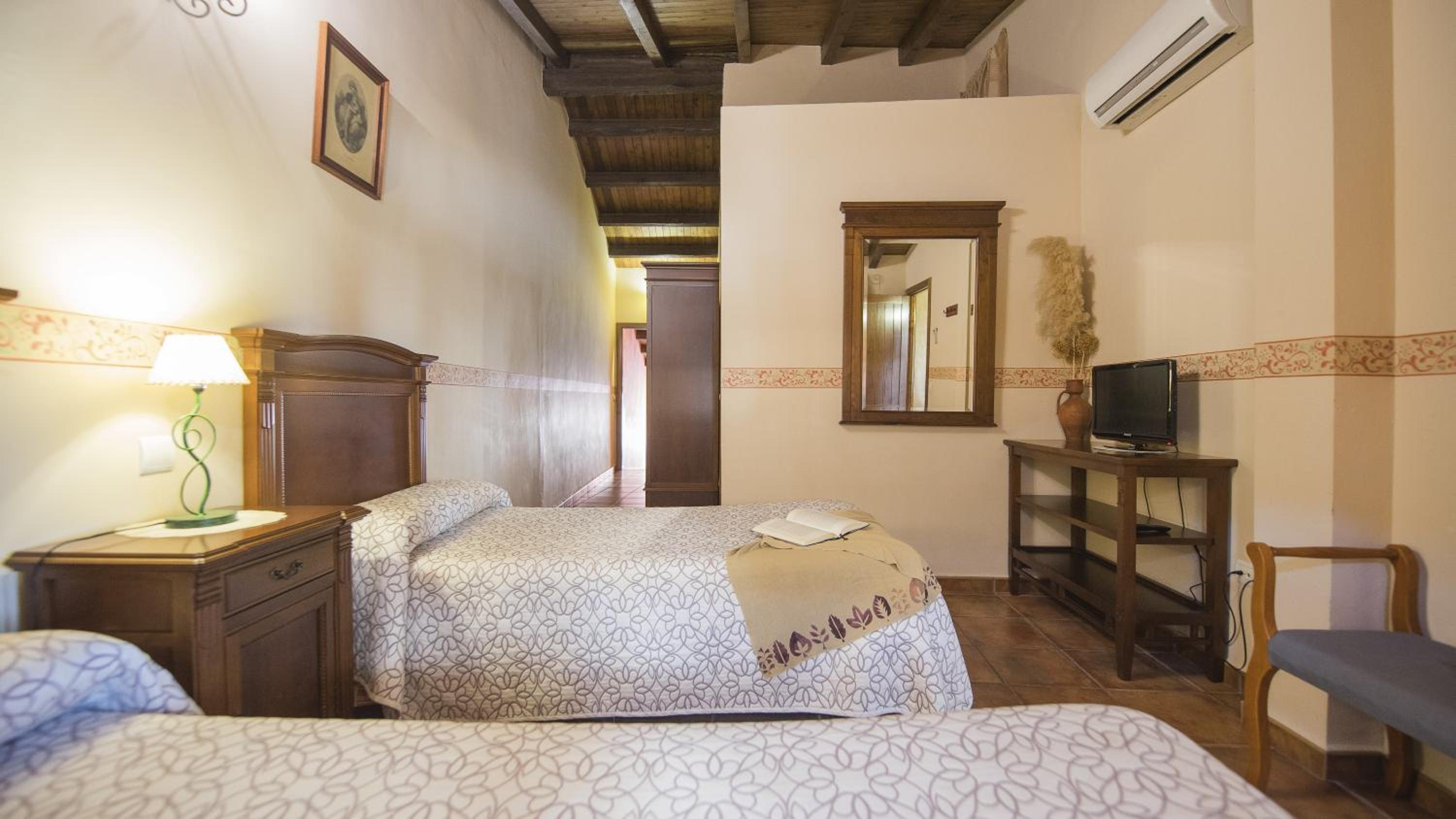 Eight-Bedroom House - Photo 25