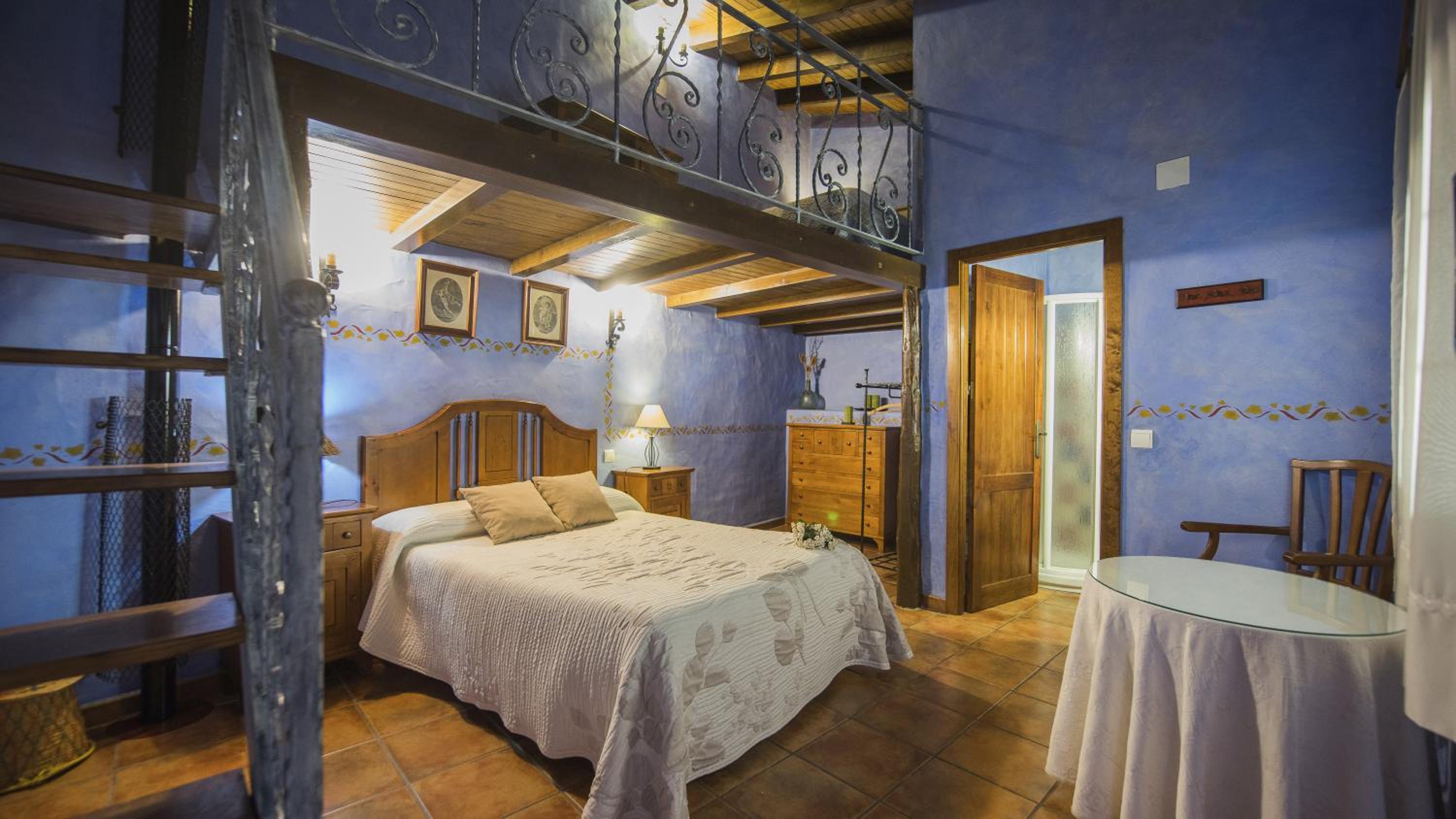 Eight-Bedroom House - Photo 2
