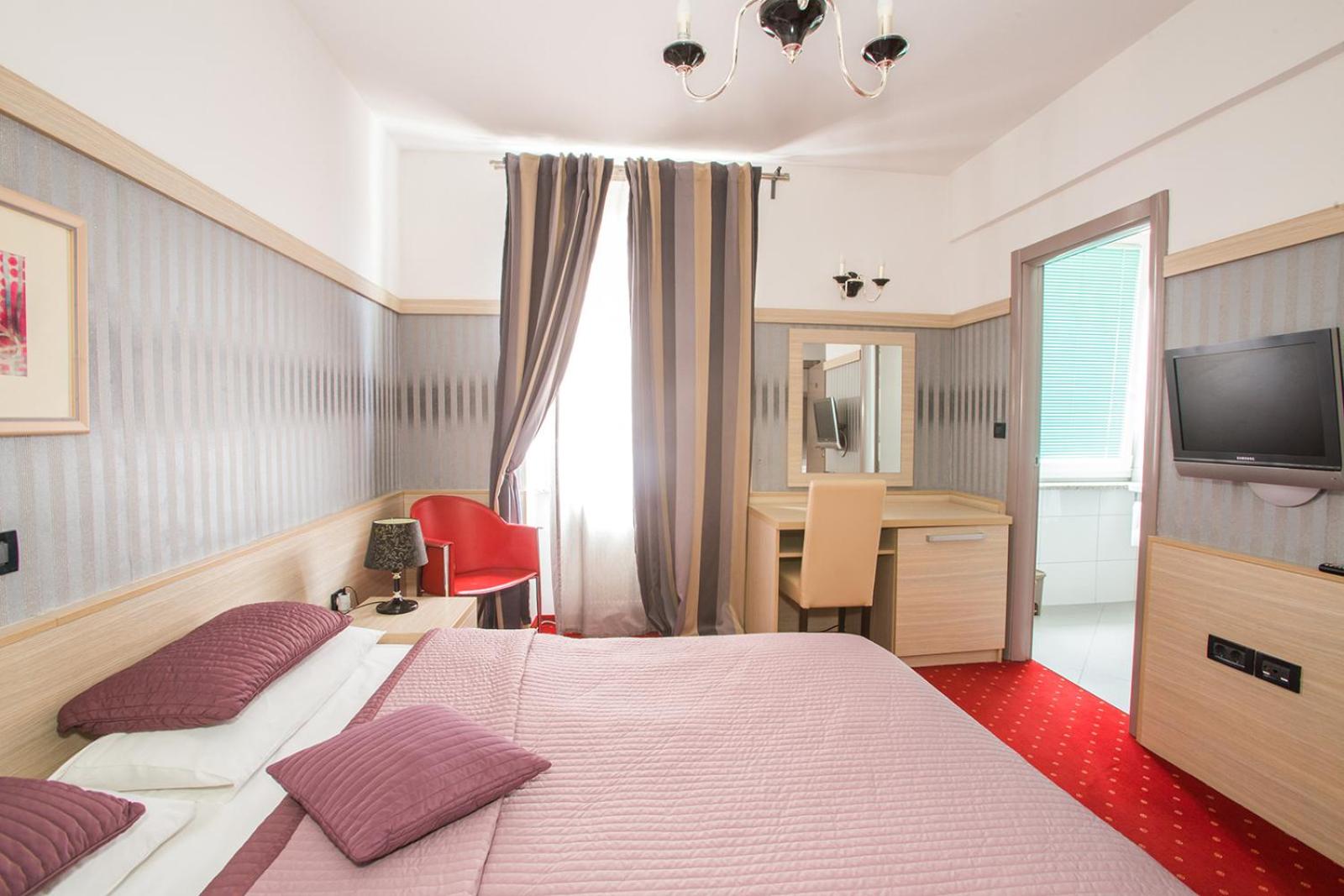 Deluxe Triple Room - Photo 8