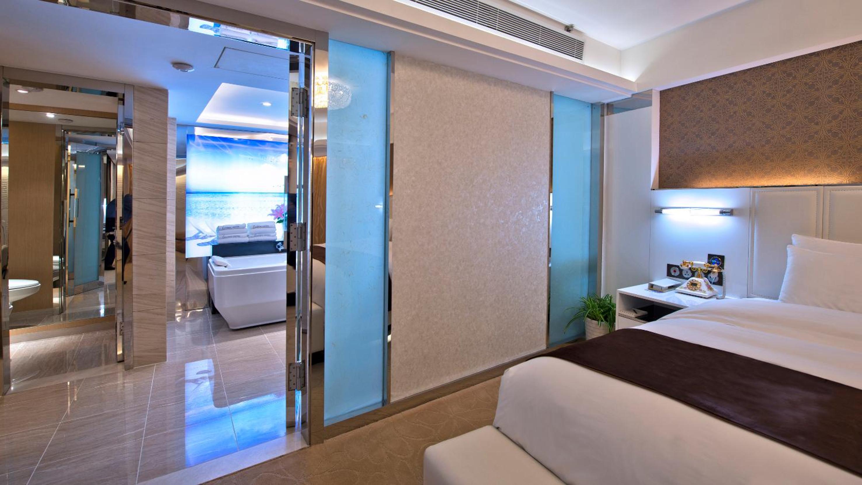 Deluxe Suite with Living Room - Photo 4