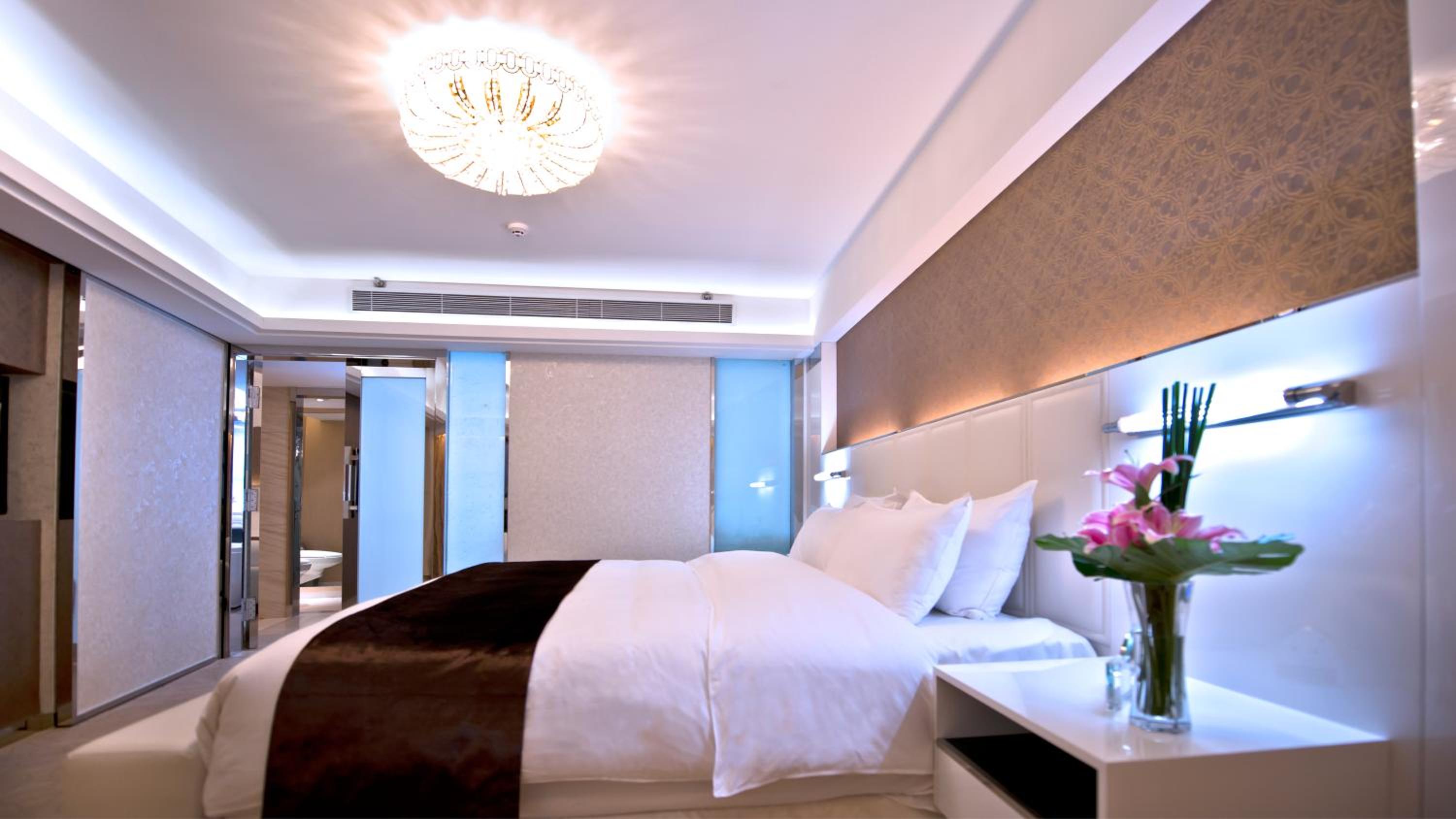 Deluxe Suite with Living Room - Photo 1
