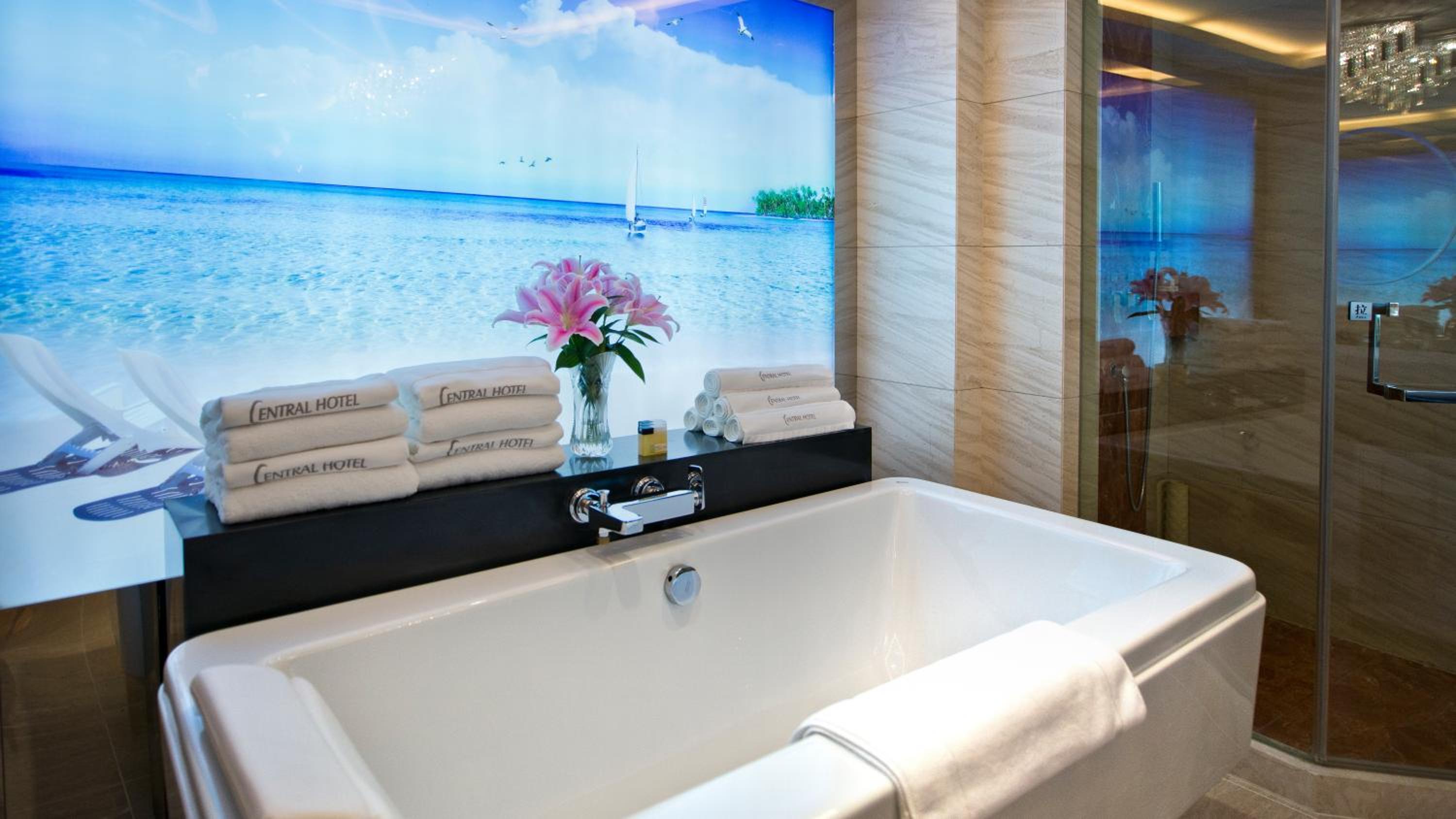 Deluxe Suite with Living Room - Photo 5