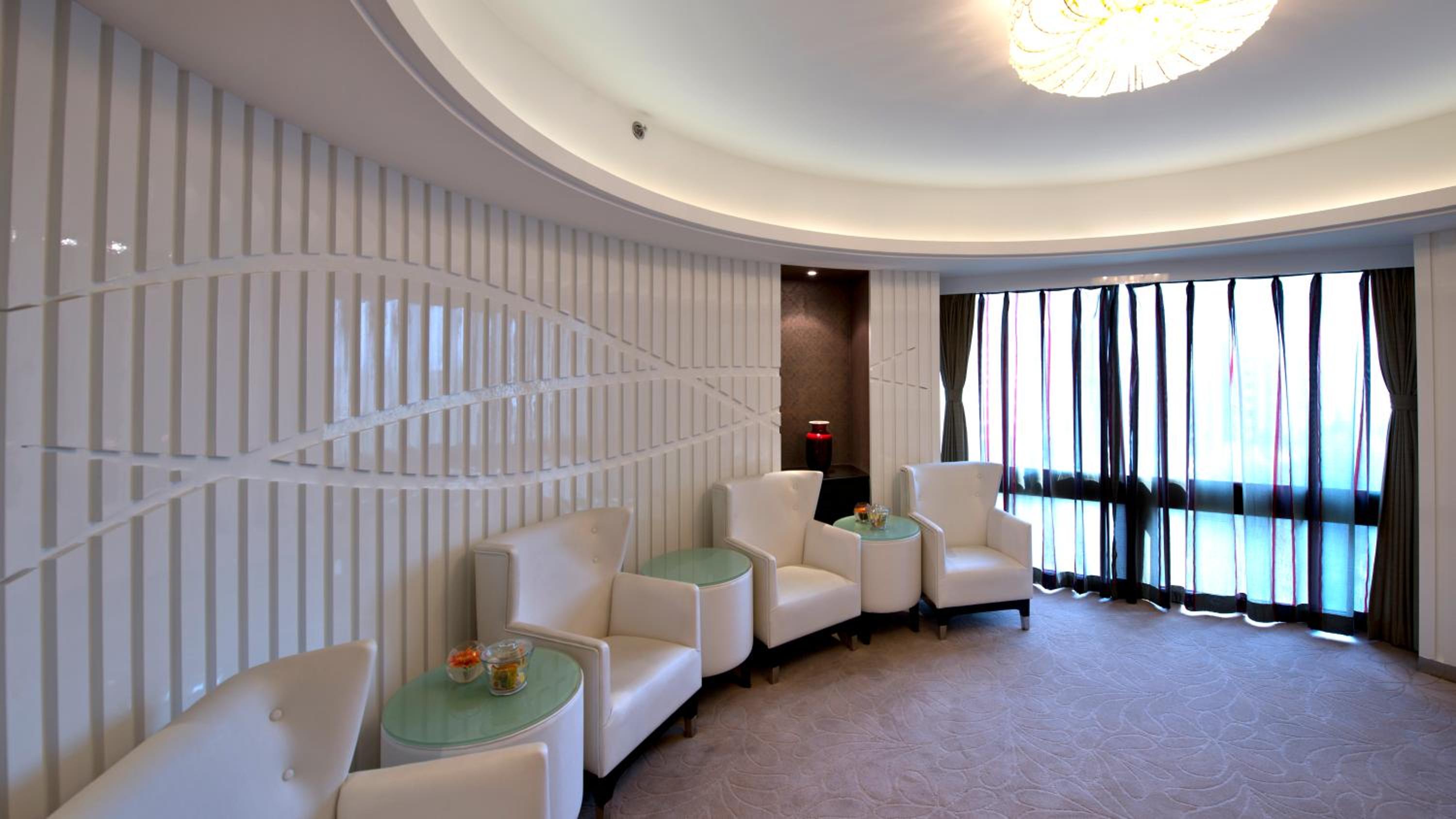 Deluxe Suite with Living Room - Photo 3