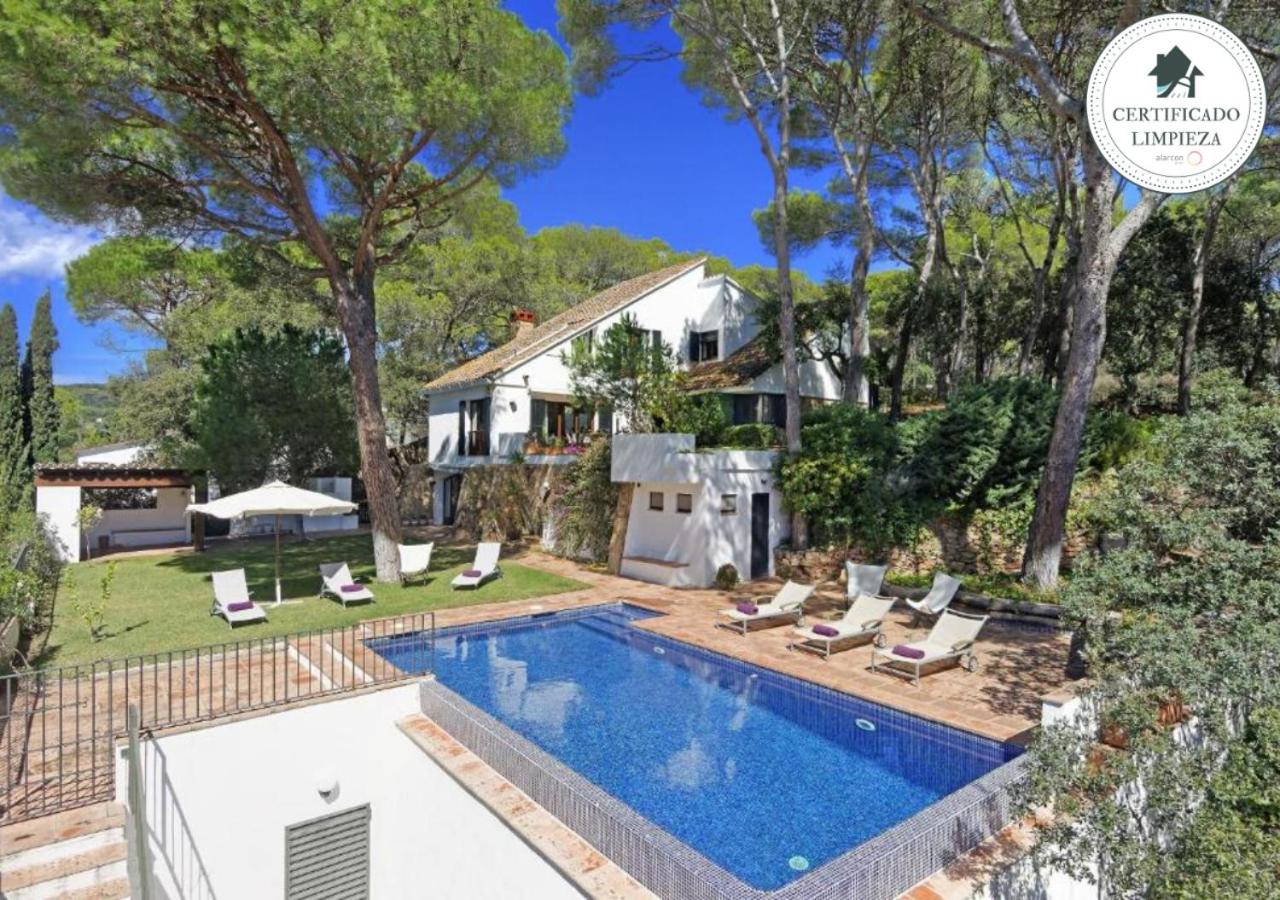 Five-Bedroom House photo 2