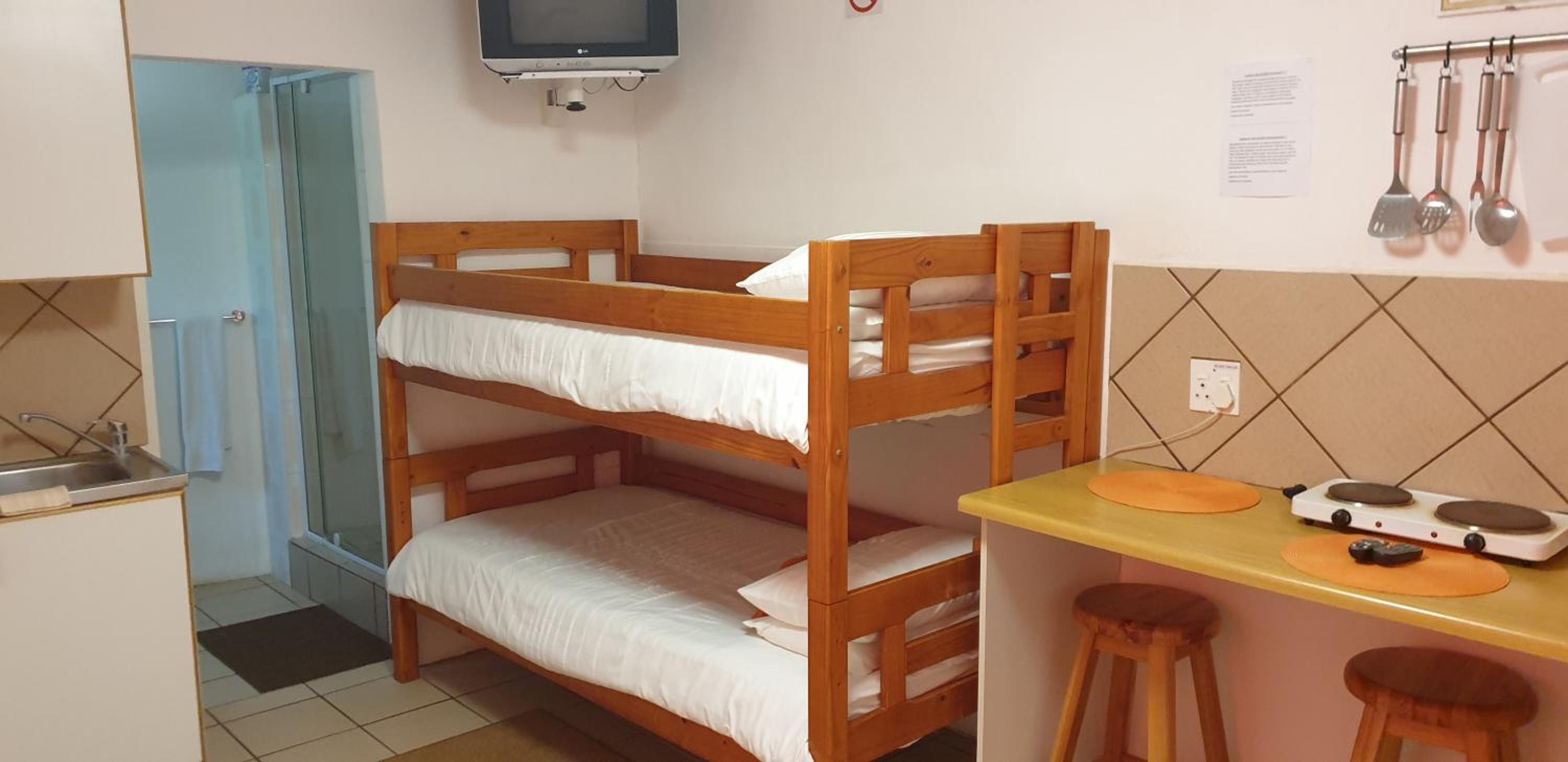 Quadruple Room with Bathroom - Photo 1