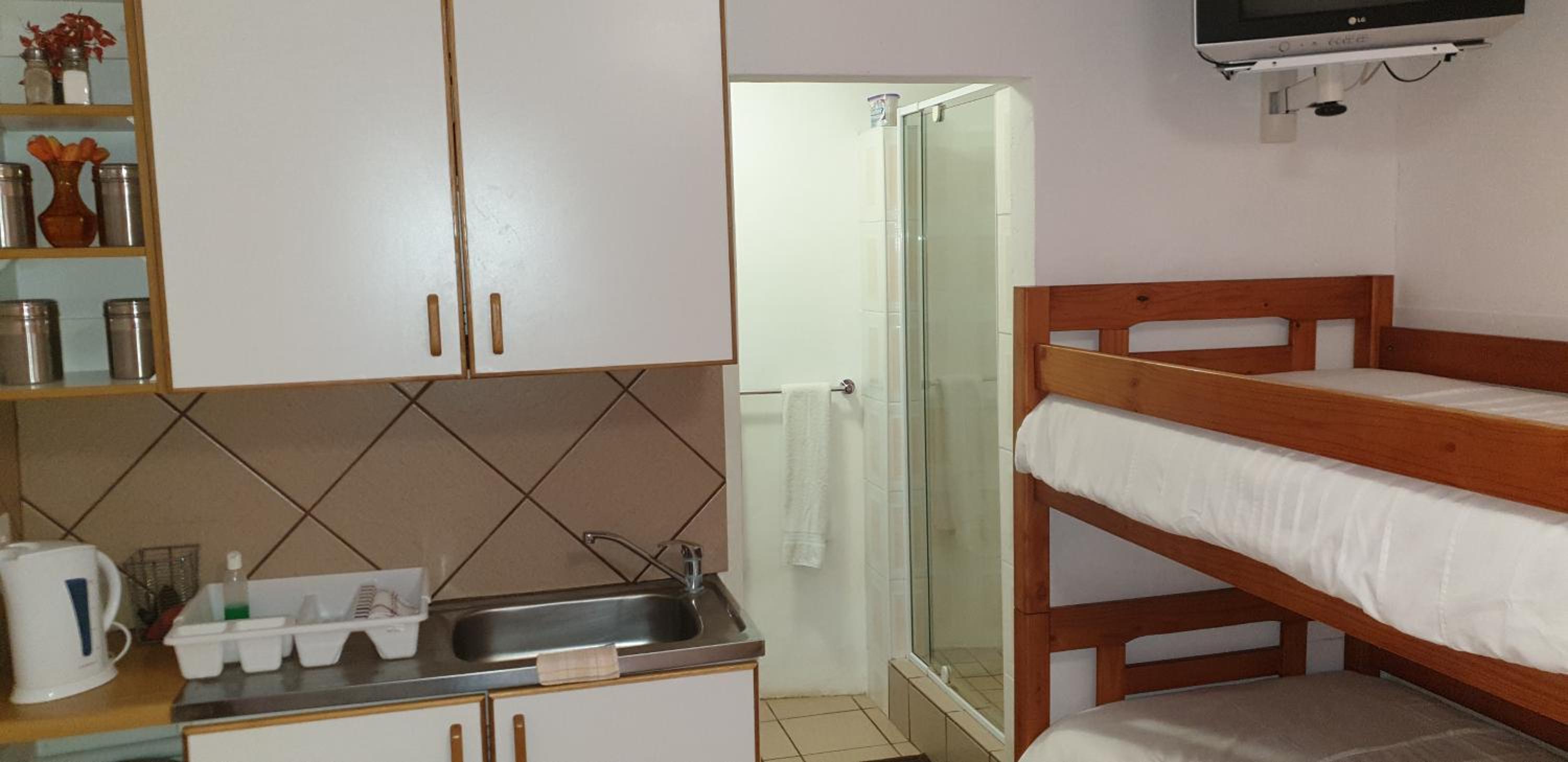 Quadruple Room with Bathroom - Photo 4