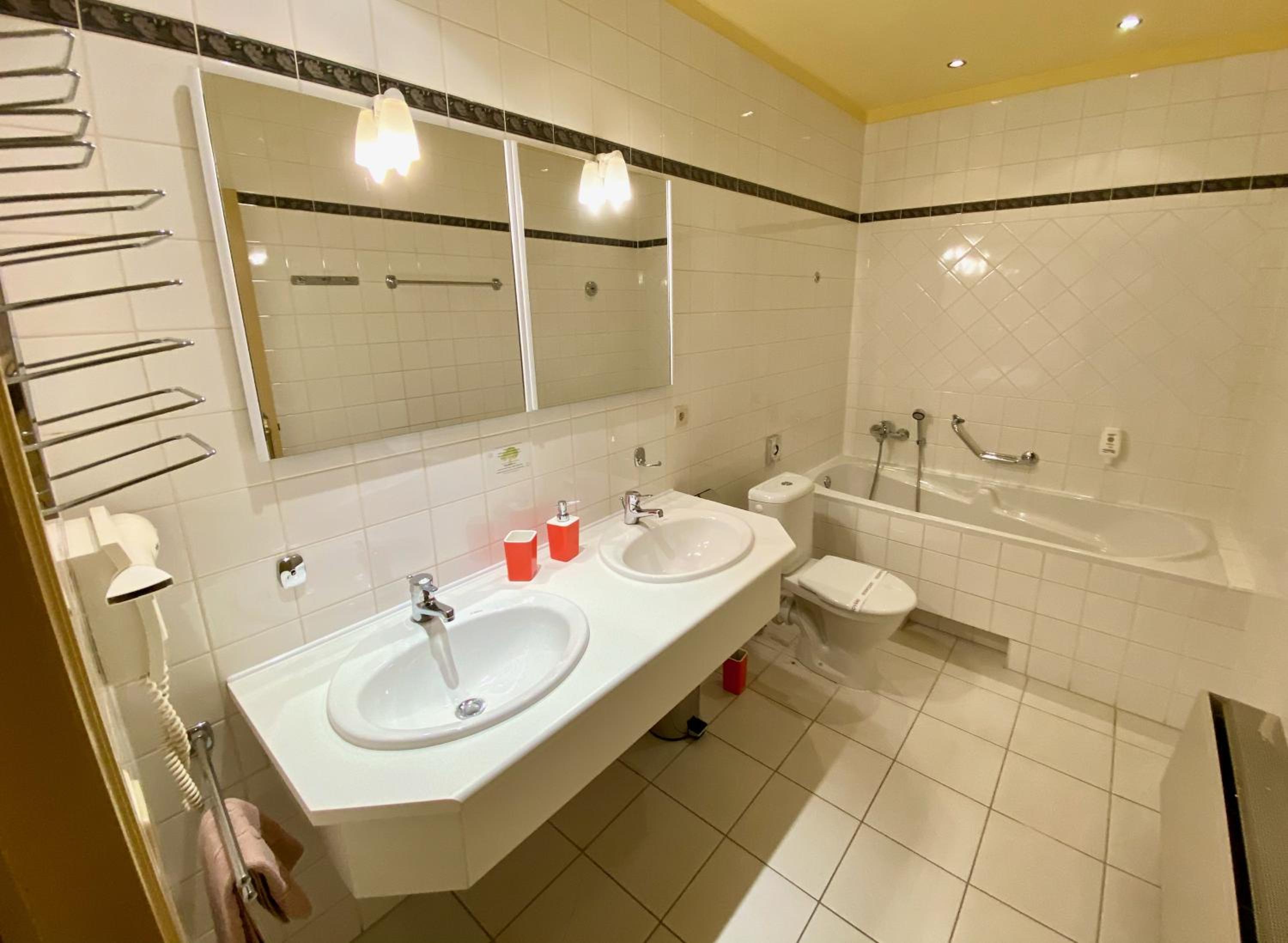 Triple Room with Bath - Photo 12