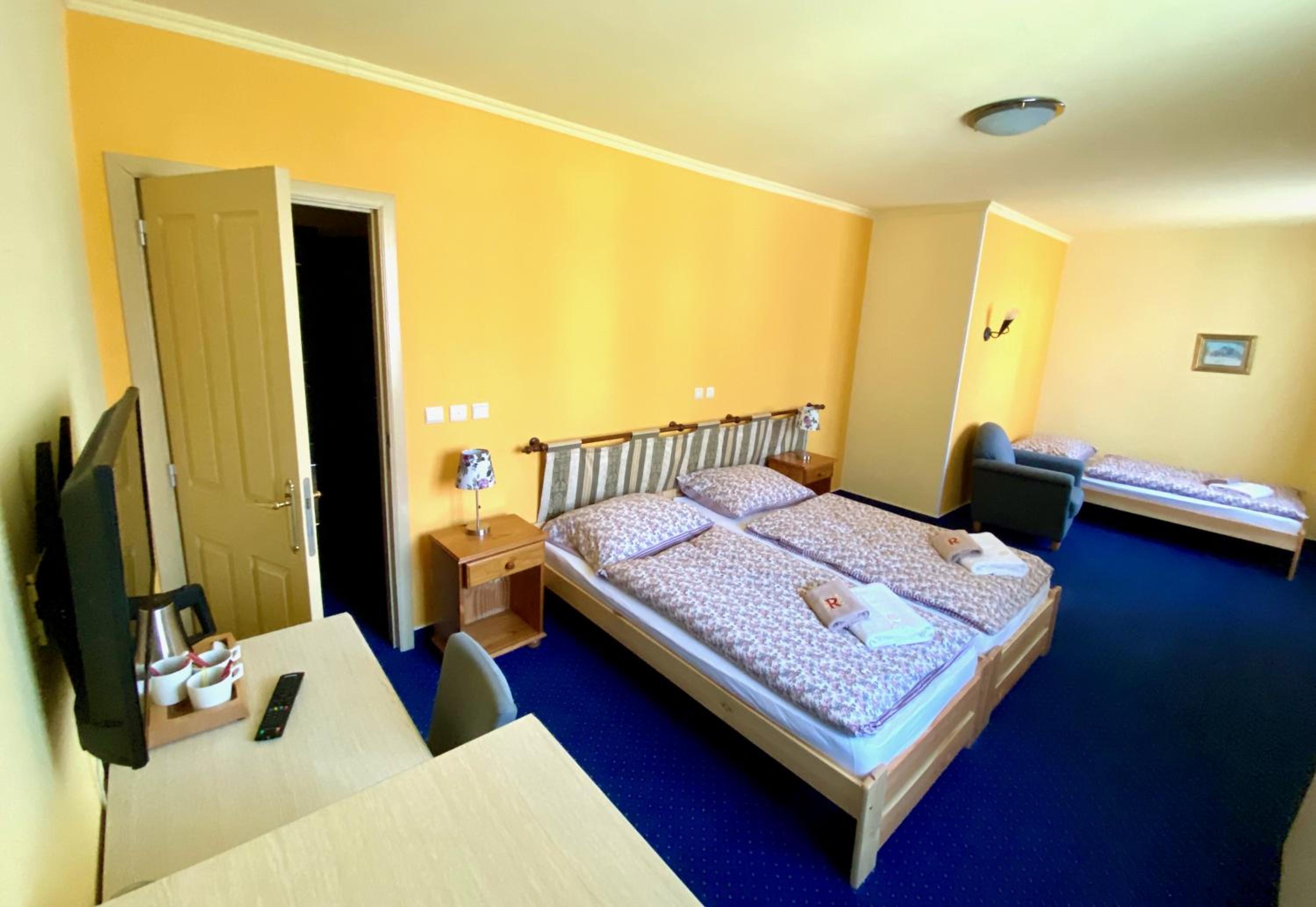 Triple Room with Bath - Photo 3