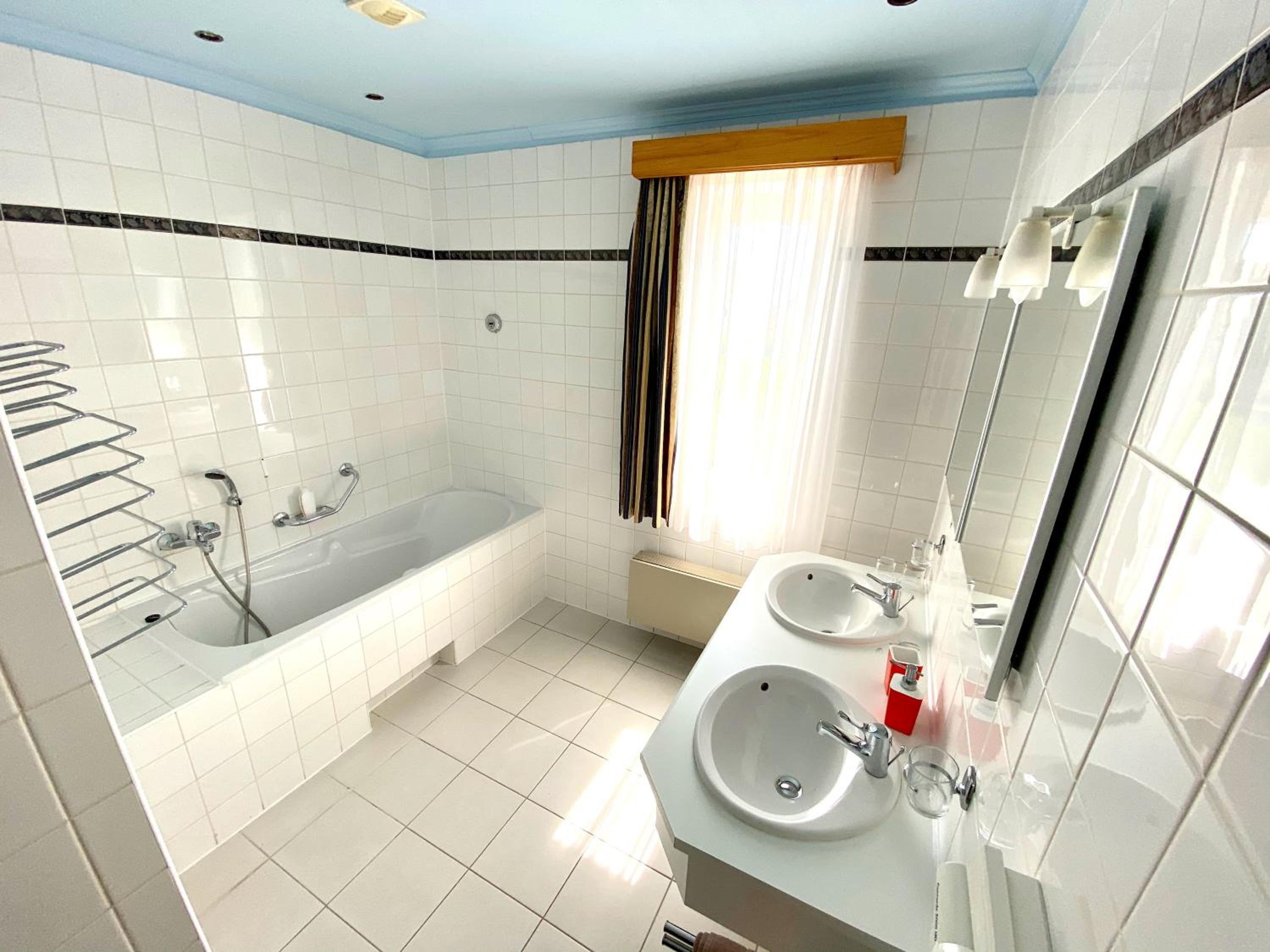 Quadruple Room with Bath - Photo 4