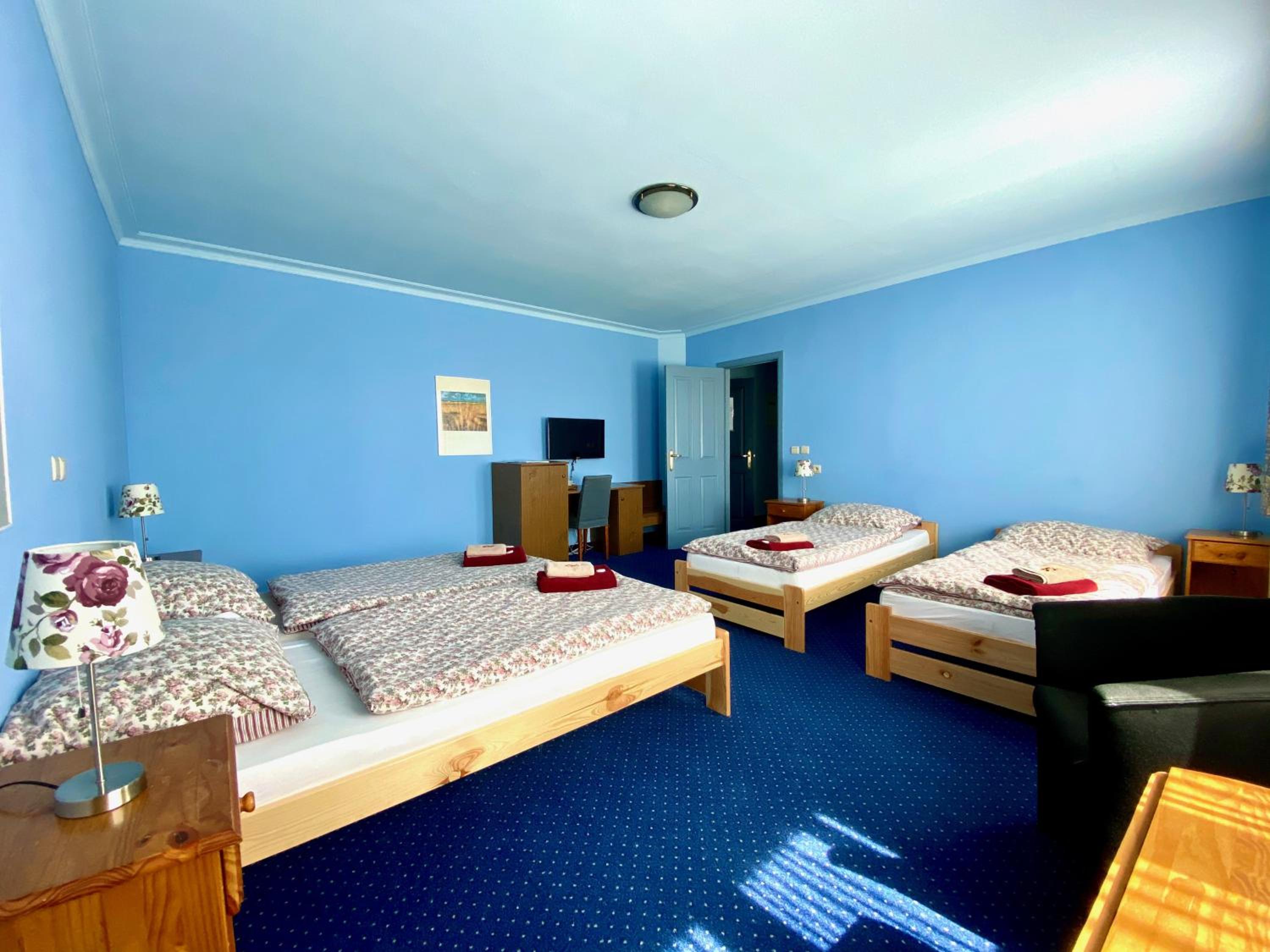 Quadruple Room with Bath - Photo 1