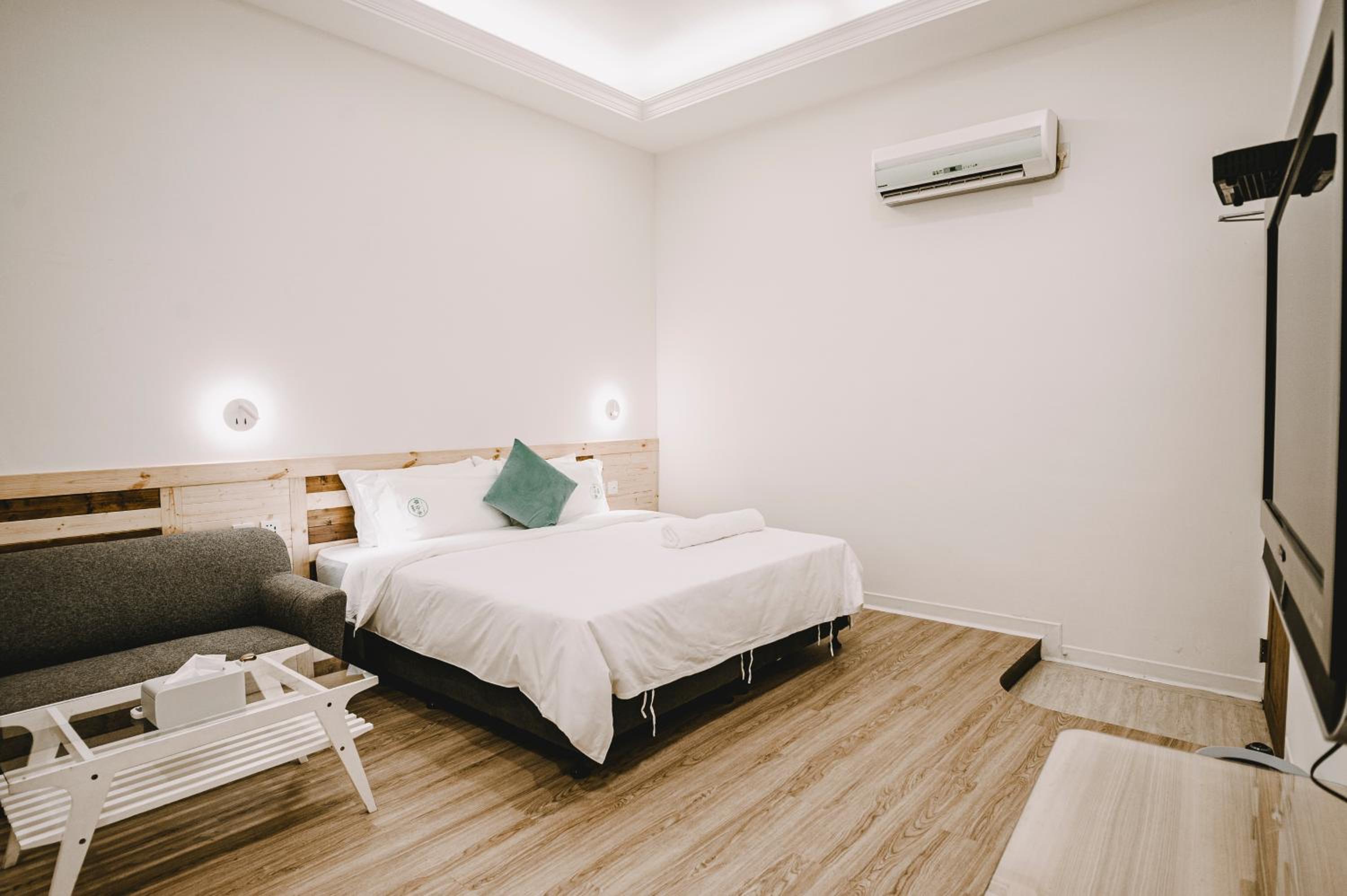 Deluxe Double Room with Shower and No Window