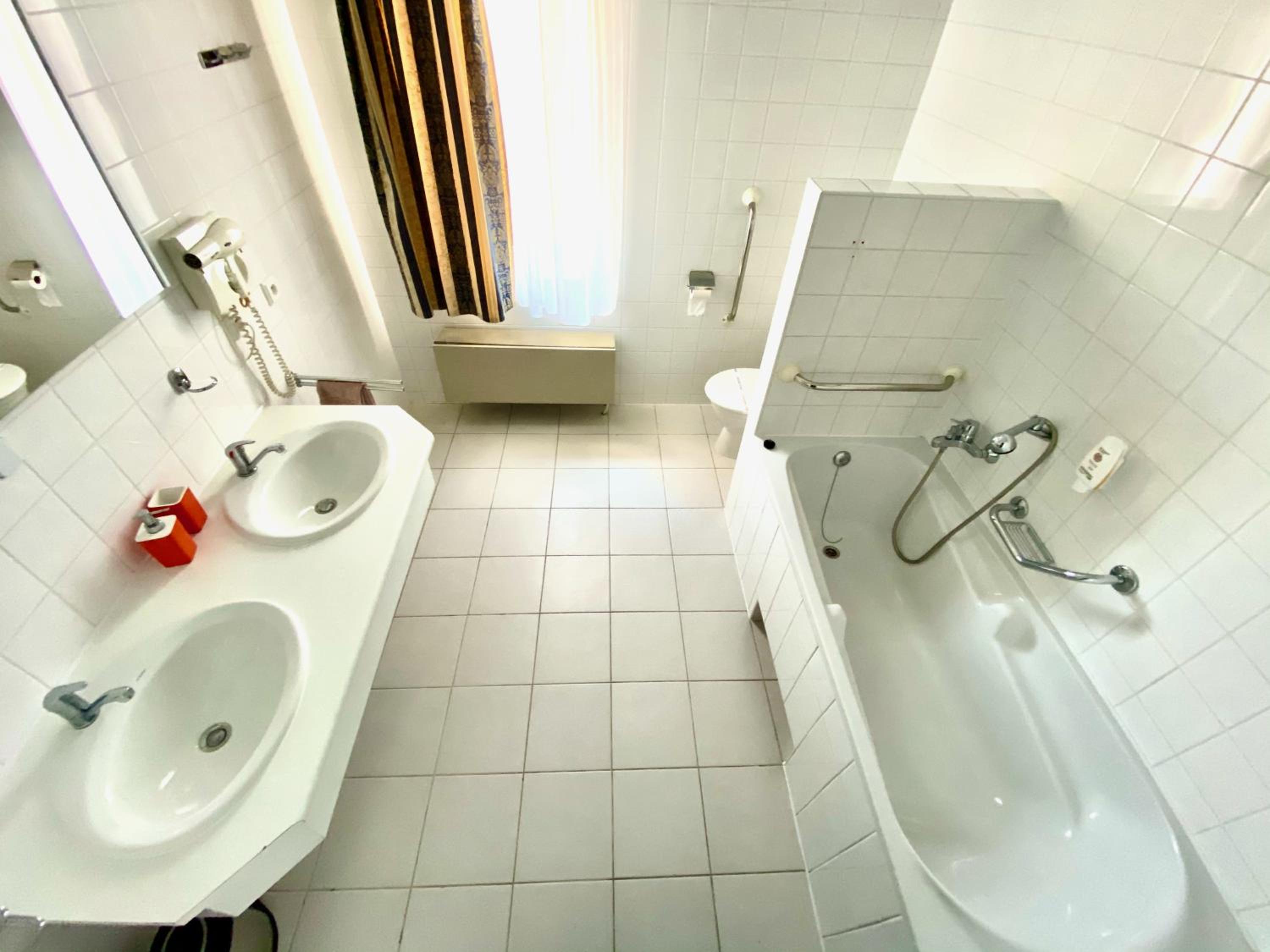 Triple Room with Bath - Photo 11