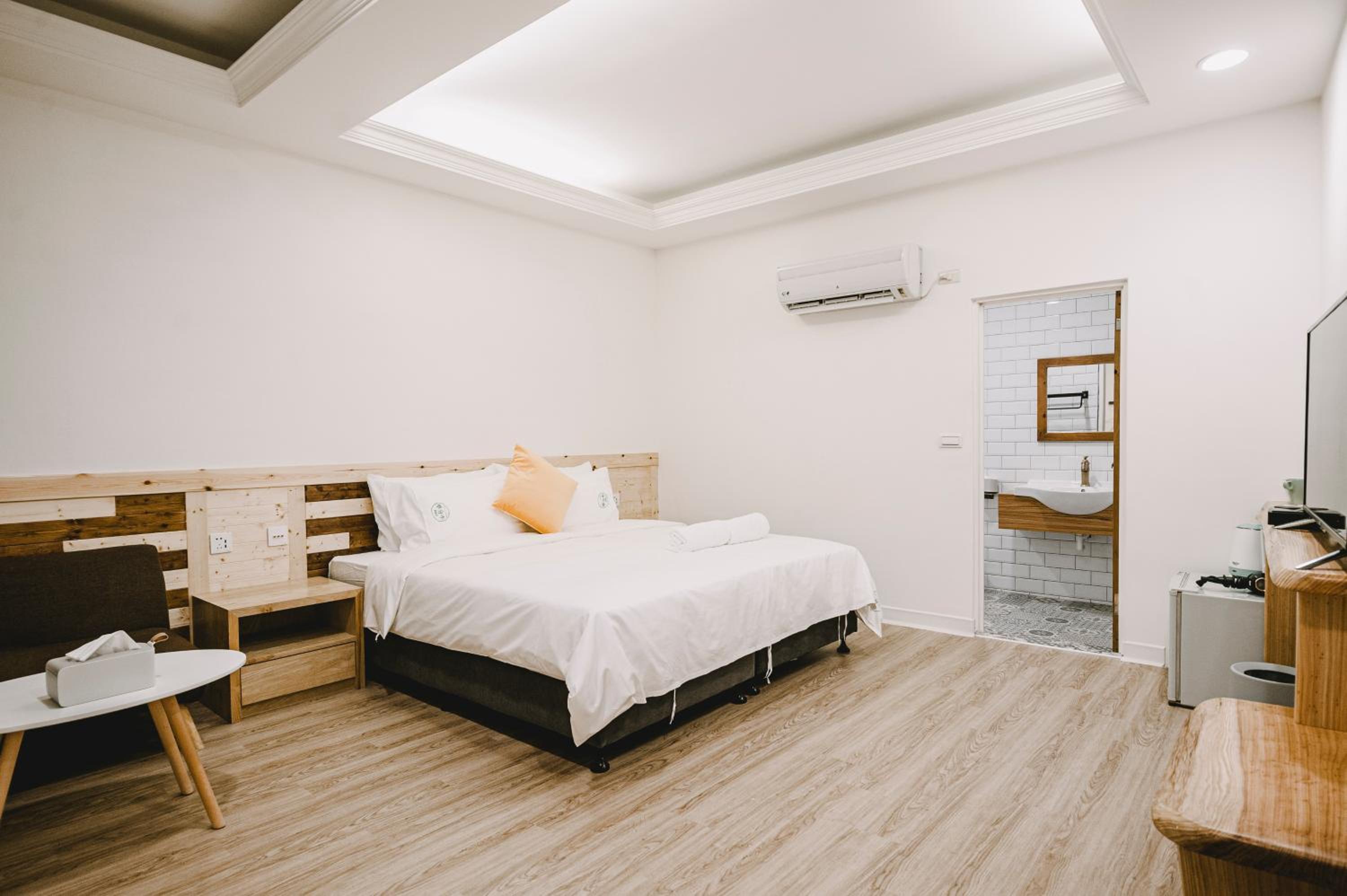 Deluxe Double Room with Bath and No Window