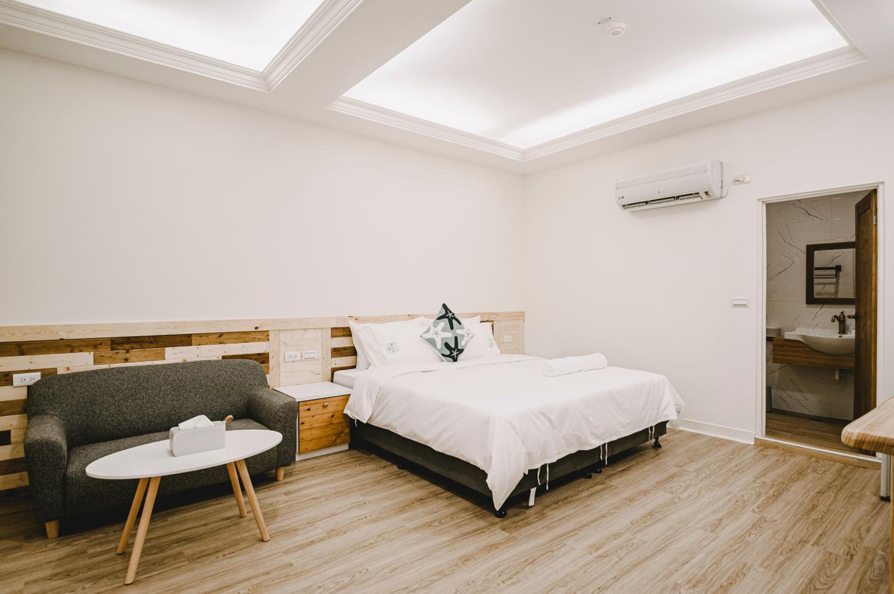 Deluxe Double Room with Bath an No Window