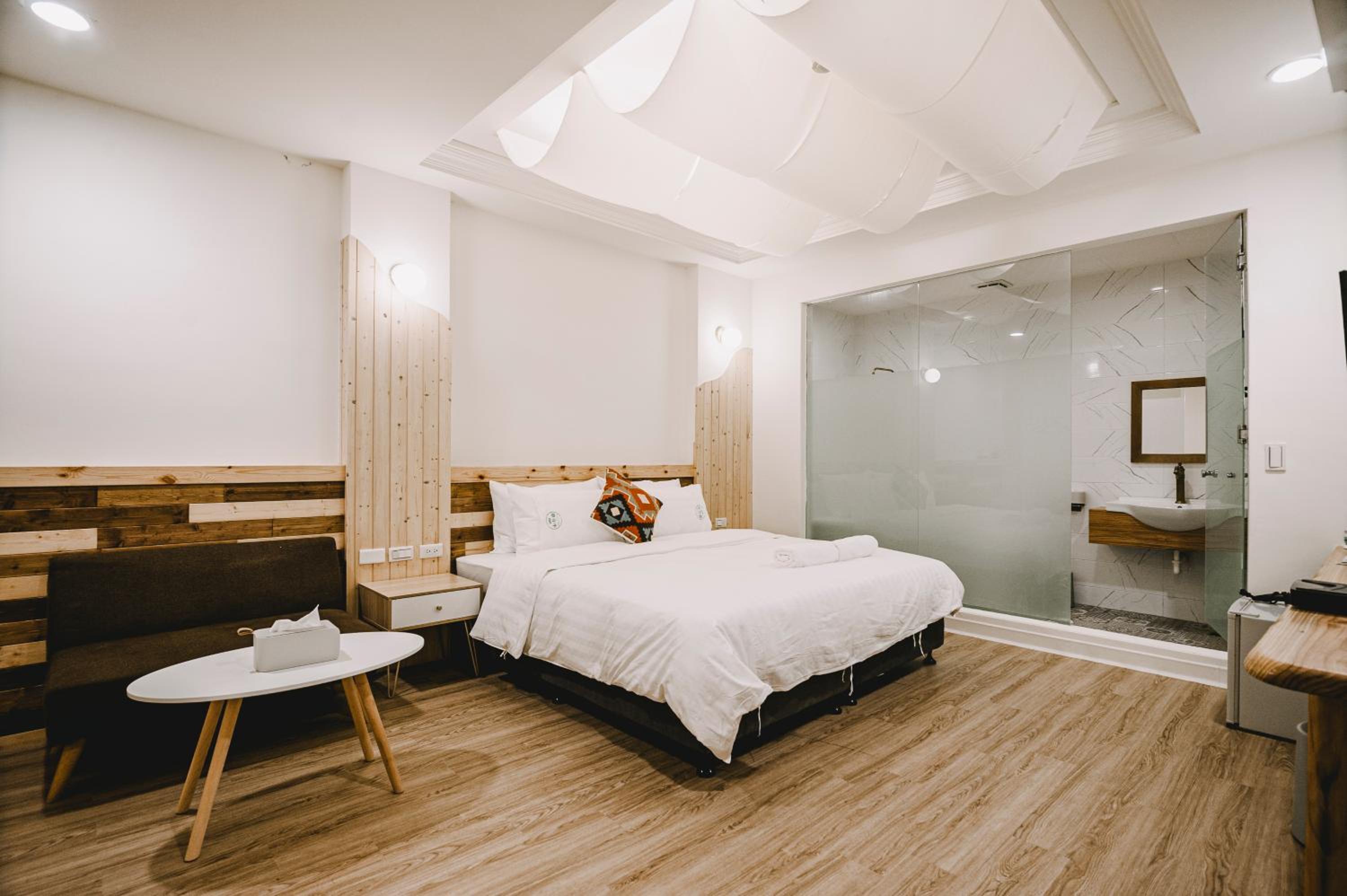 Deluxe Double Room with Bath and No Window