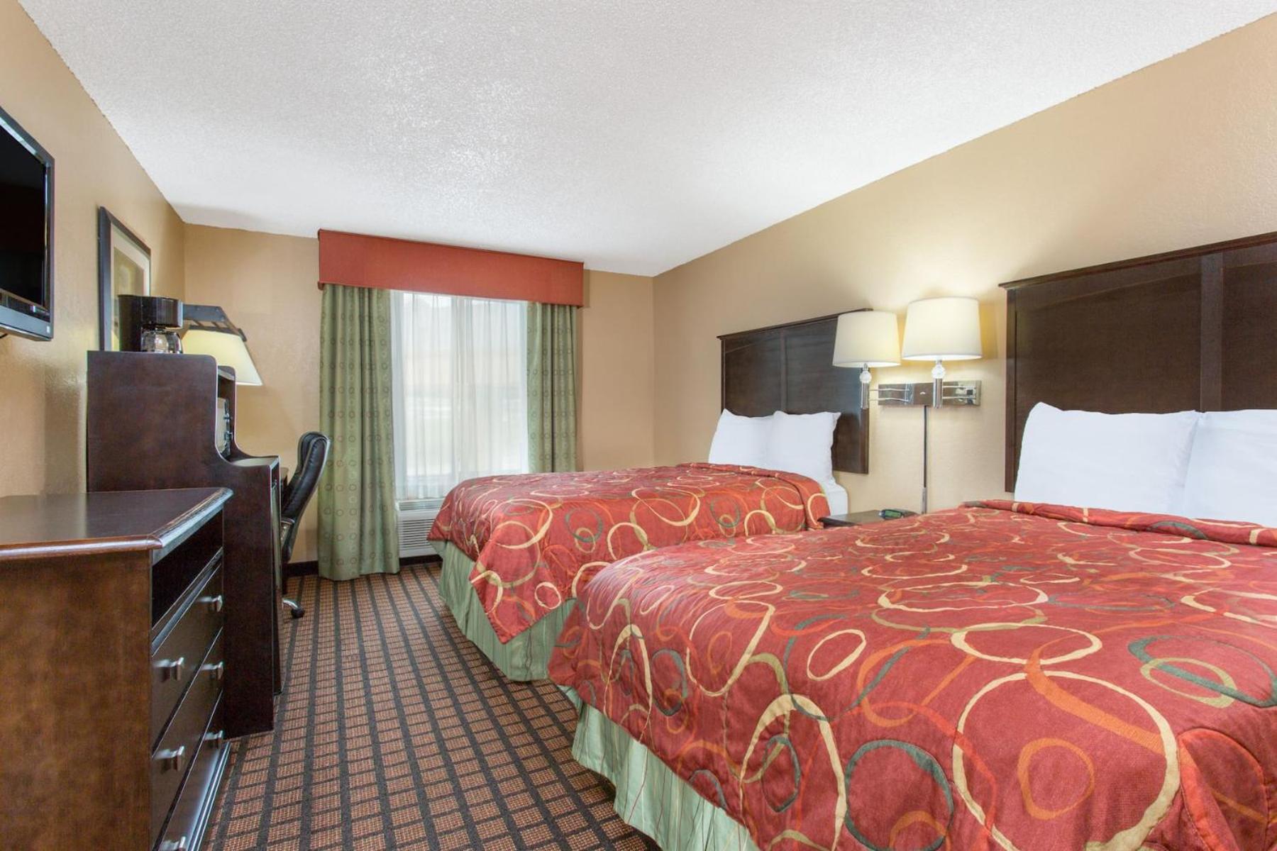 Queen Room With Two Queen Beds - Non-Smoking - Photo 1