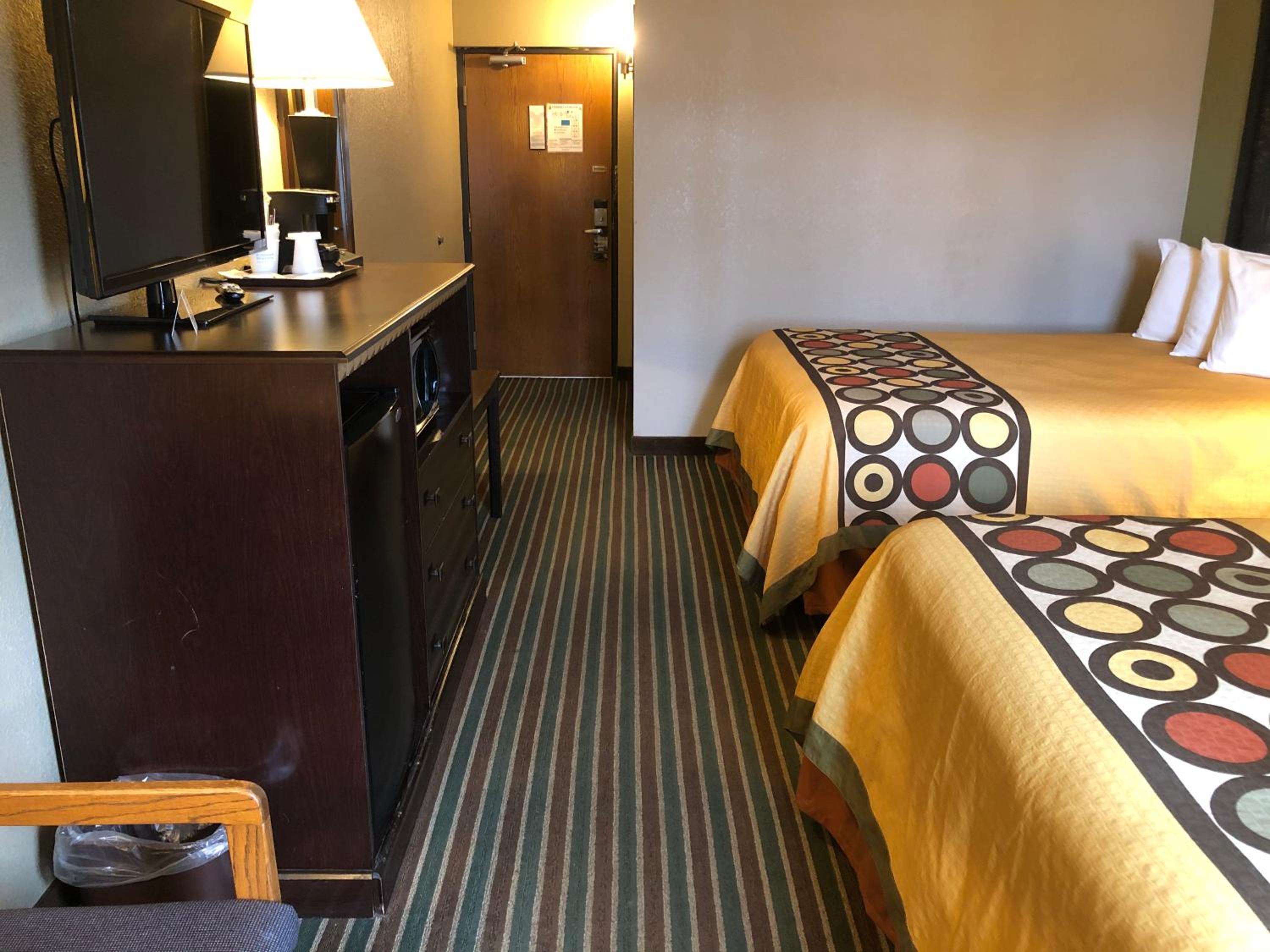 Queen Room with Two Queen Beds - Non-Smoking - Photo 1