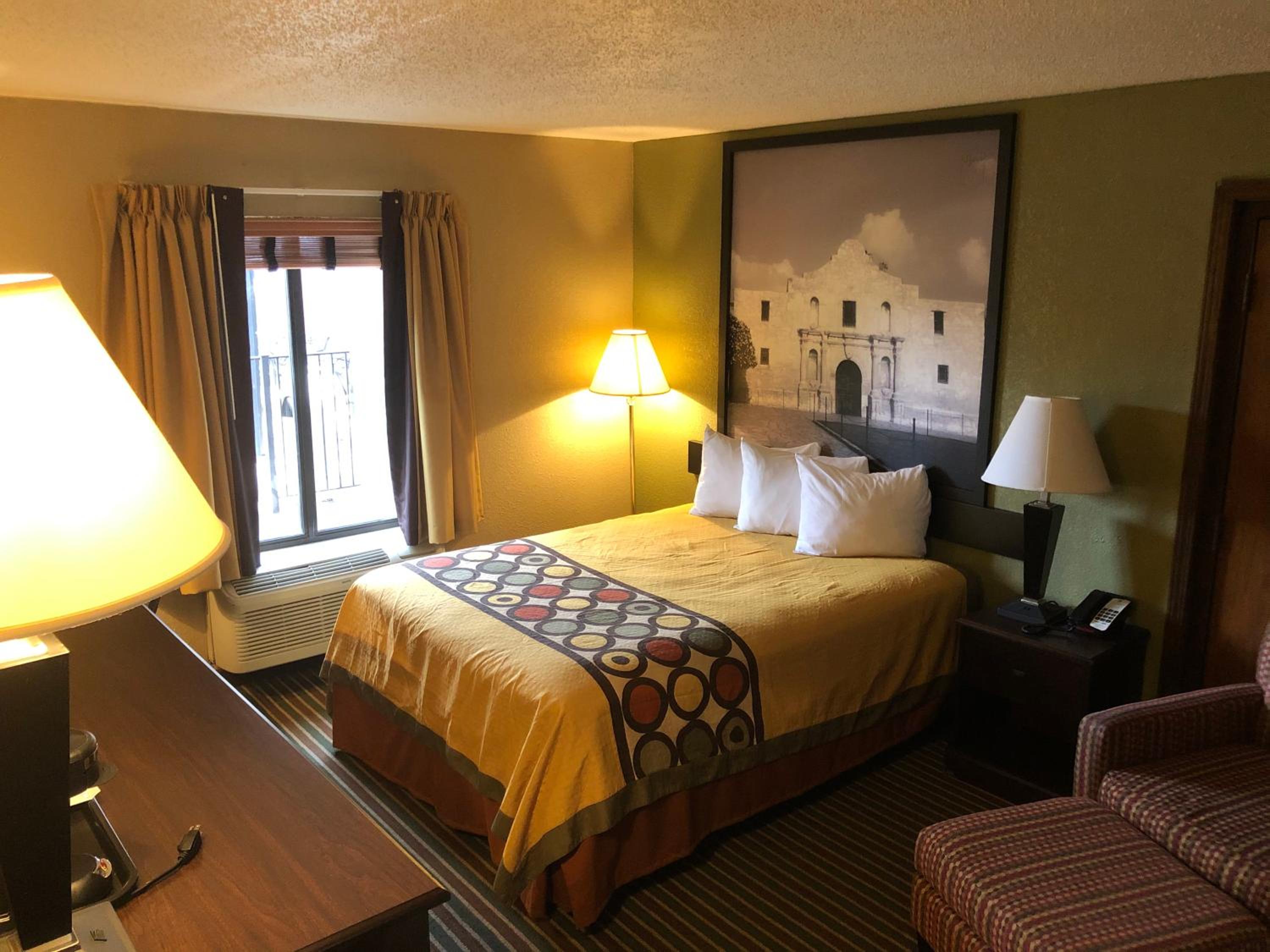 Queen Room - Non-Smoking photo 1