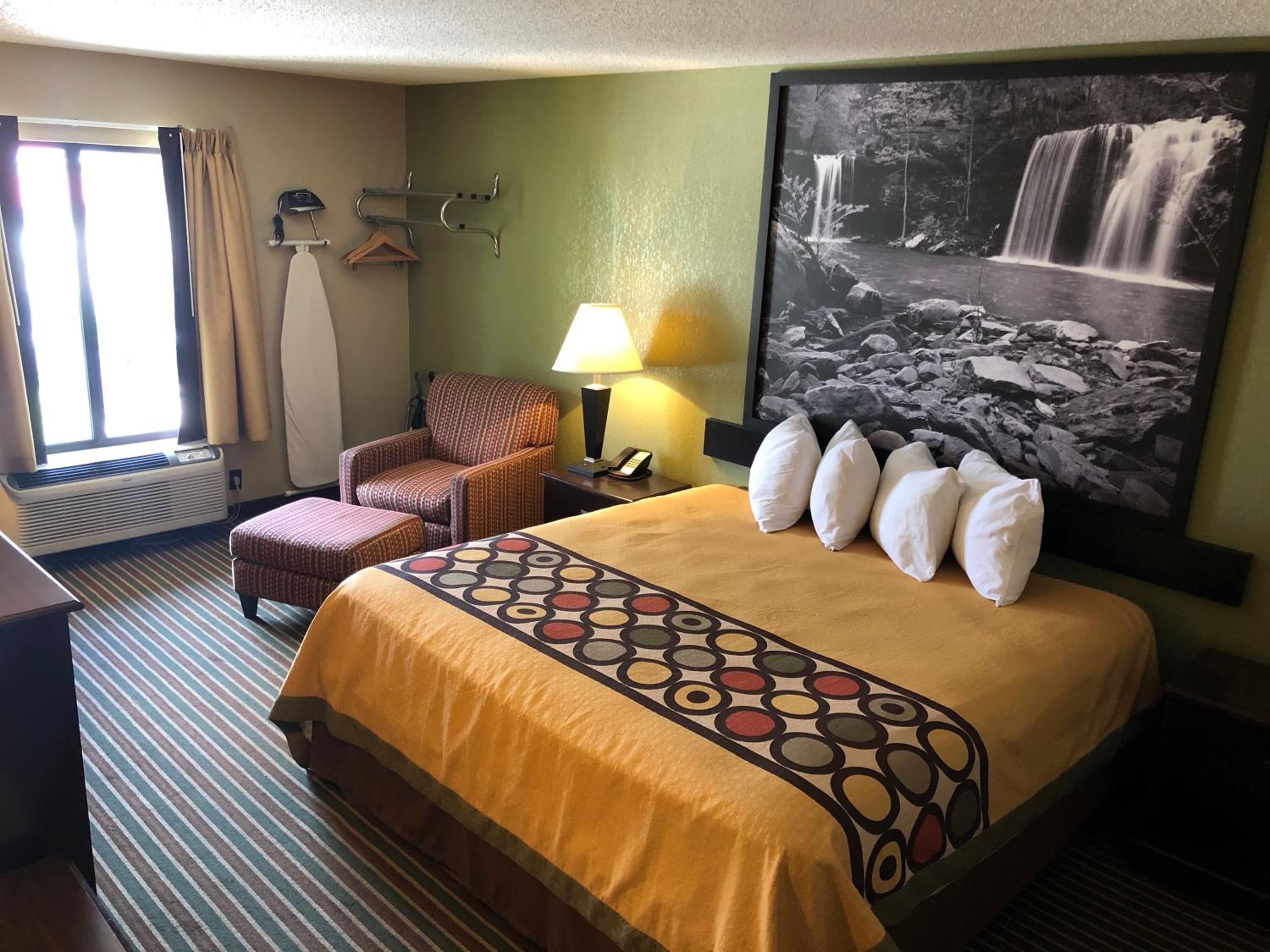 Deluxe King Room - Non-Smoking - Photo 1