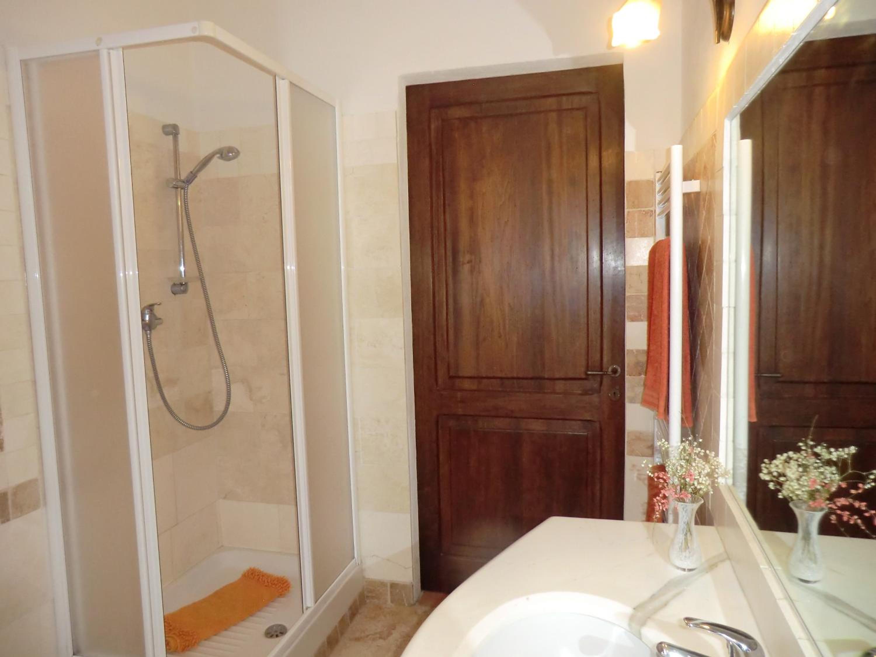 One-Bedroom Apartment - Photo 6