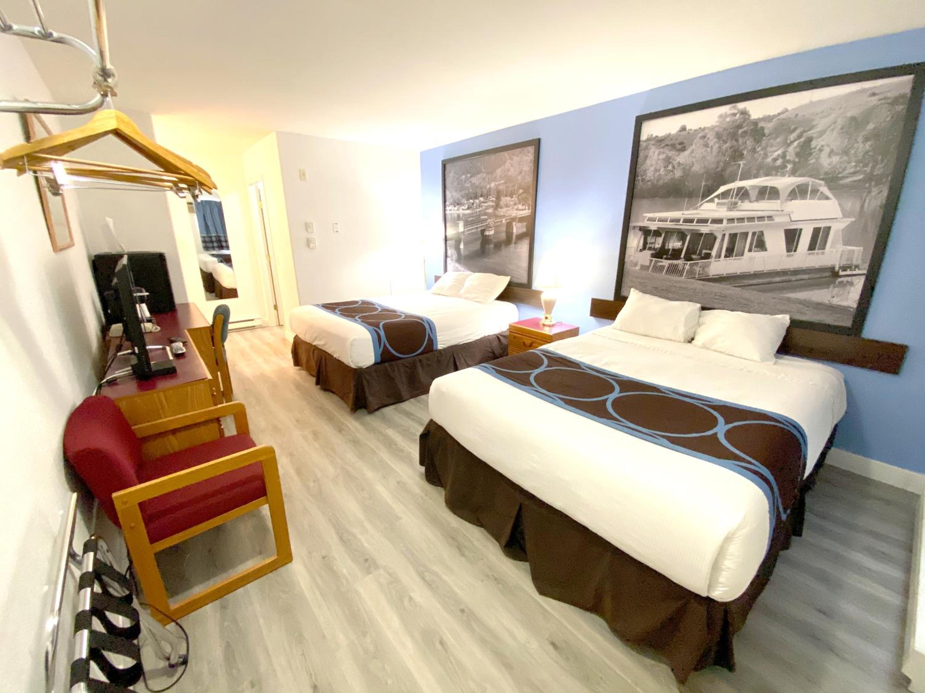 Queen Room with Two Queen Beds - Non-Smoking photo 2