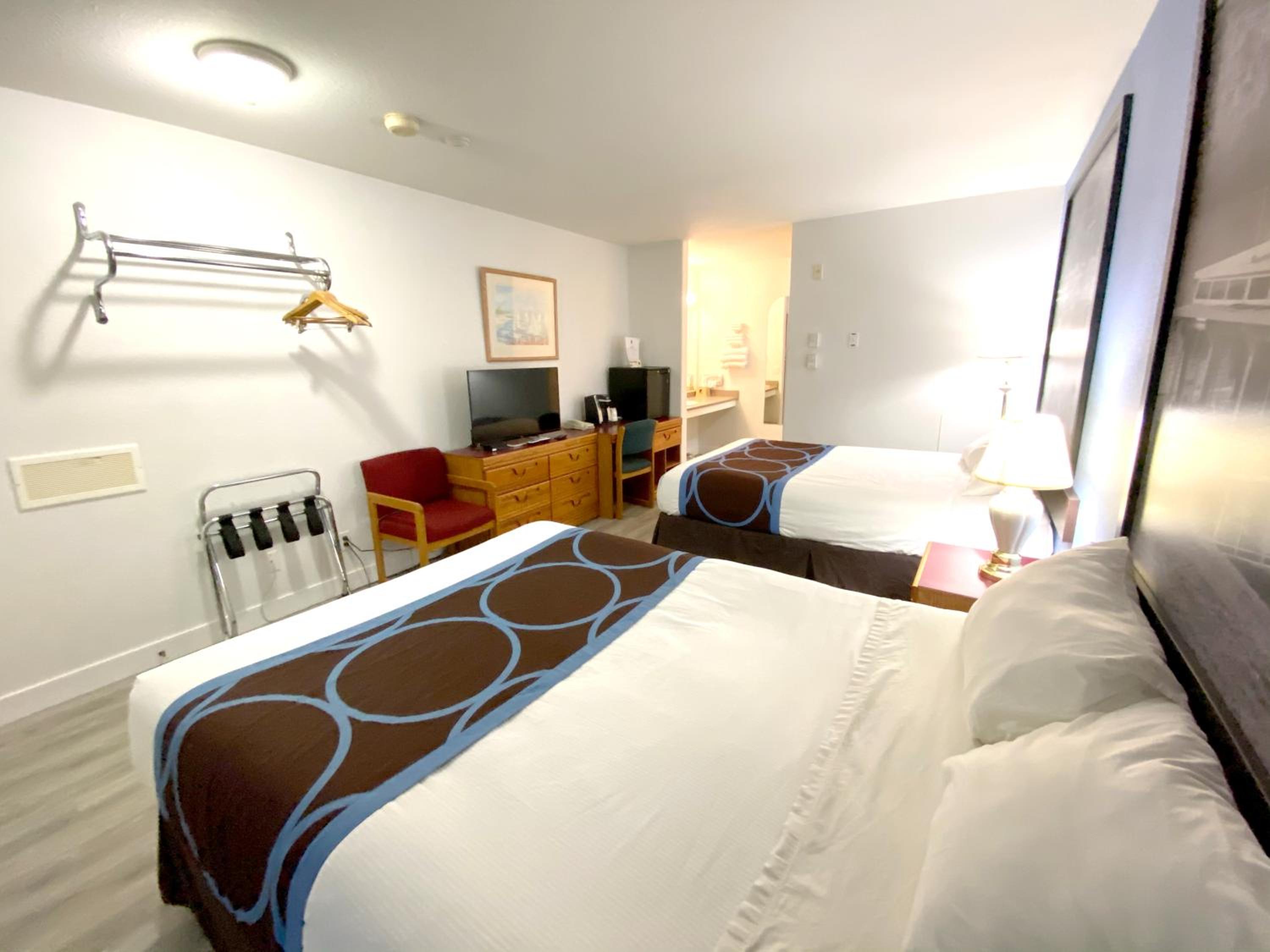 Queen Room with Two Queen Beds - Non-Smoking photo 3