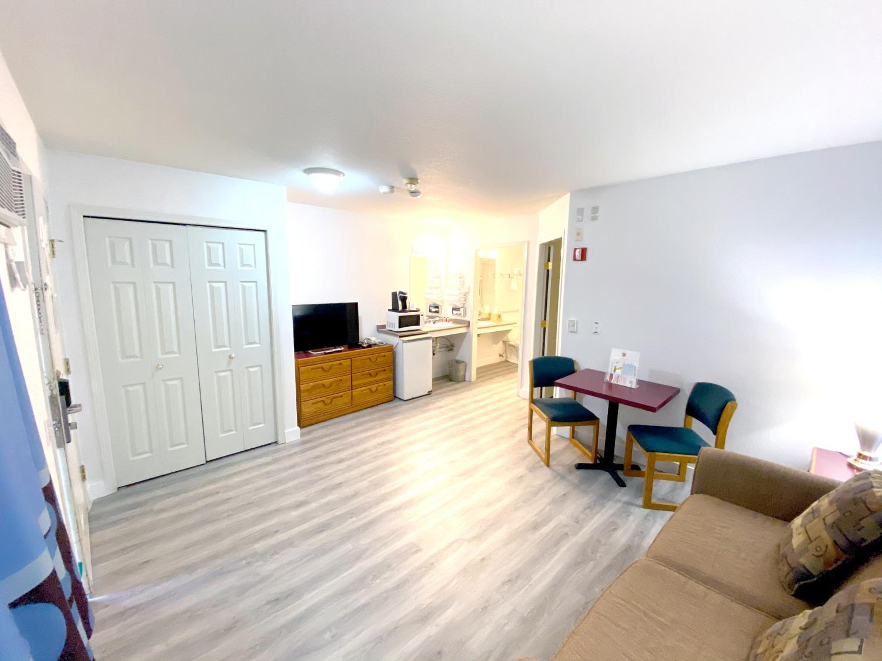 One-Bedroom Premium Queen Suite with Two Queen Beds - Non-Smoking photo 1