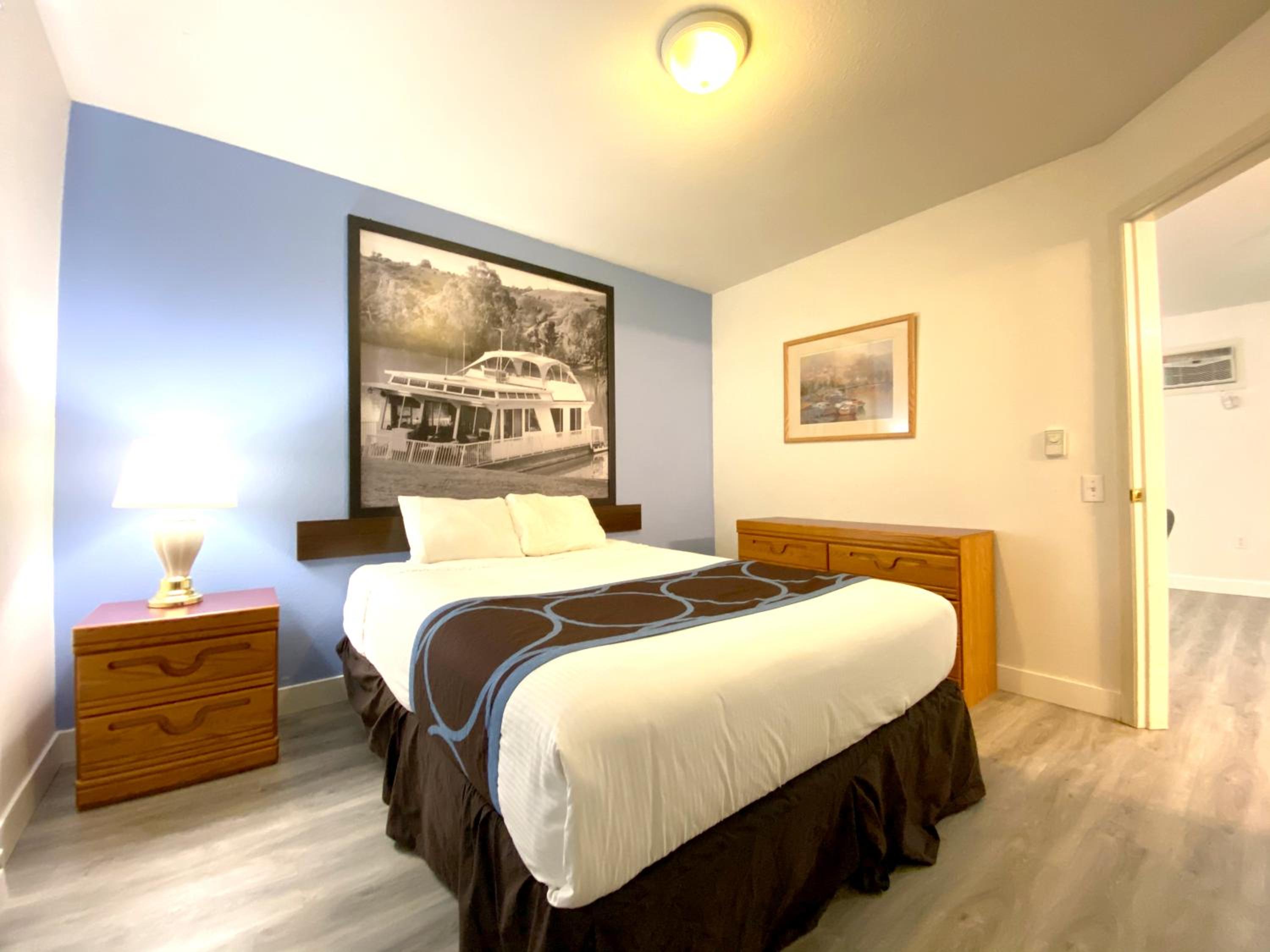 One-Bedroom Deluxe Queen Suite with Two Queen Beds - Non-Smoking photo 1