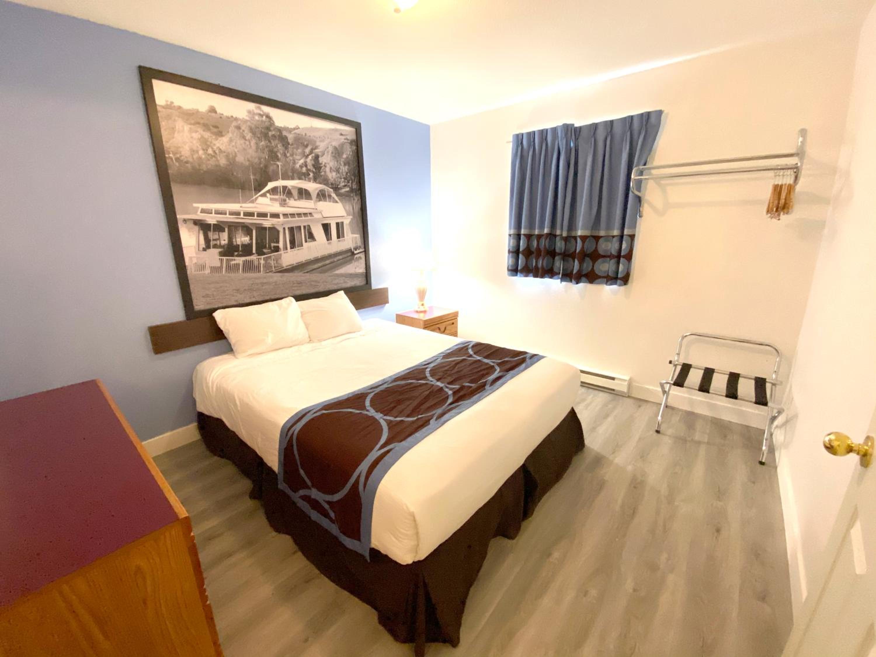One-Bedroom Deluxe Queen Suite with Two Queen Beds - Non-Smoking photo 2