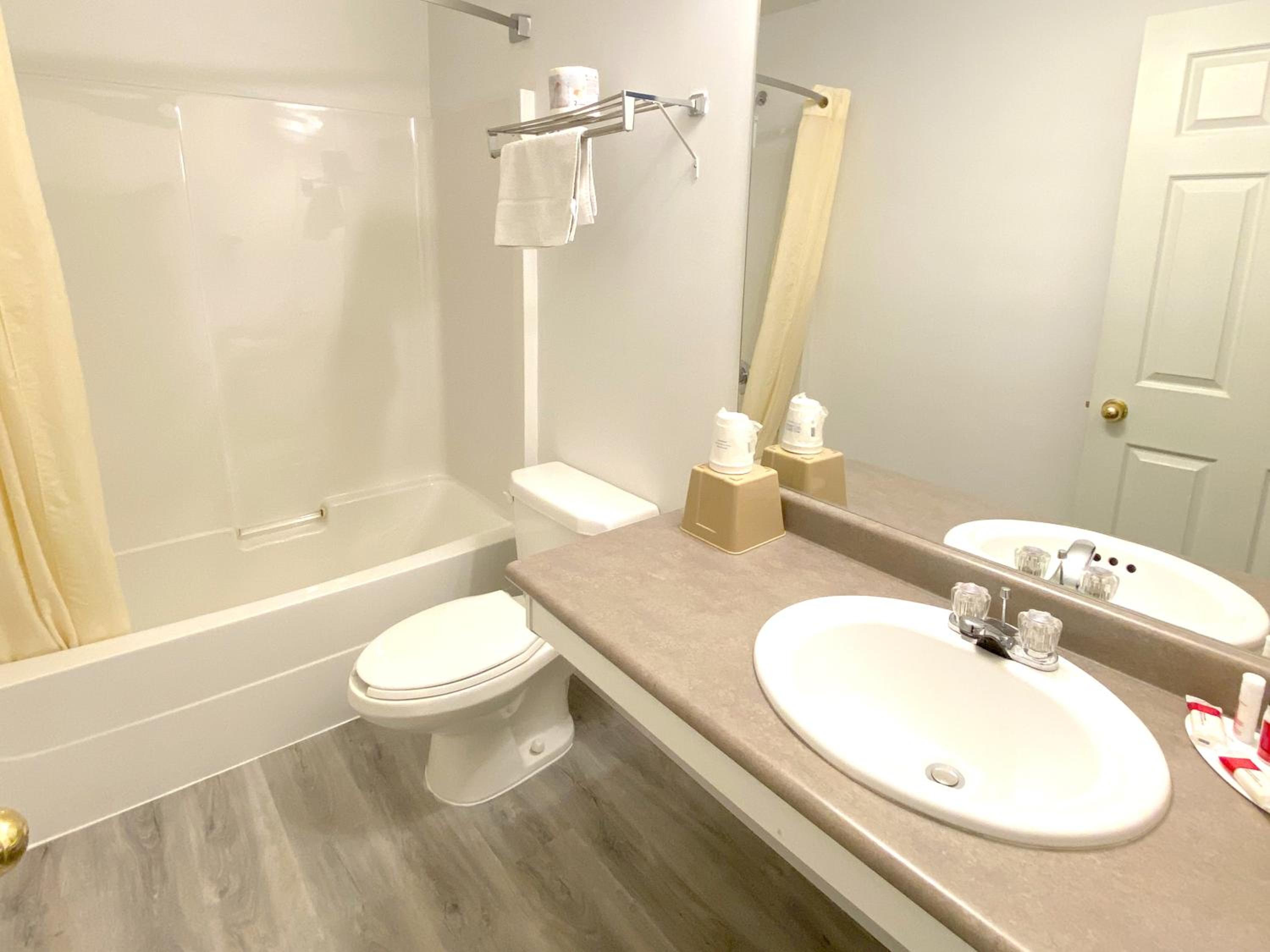 One-Bedroom Premium Queen Suite with Two Queen Beds - Non-Smoking photo 2