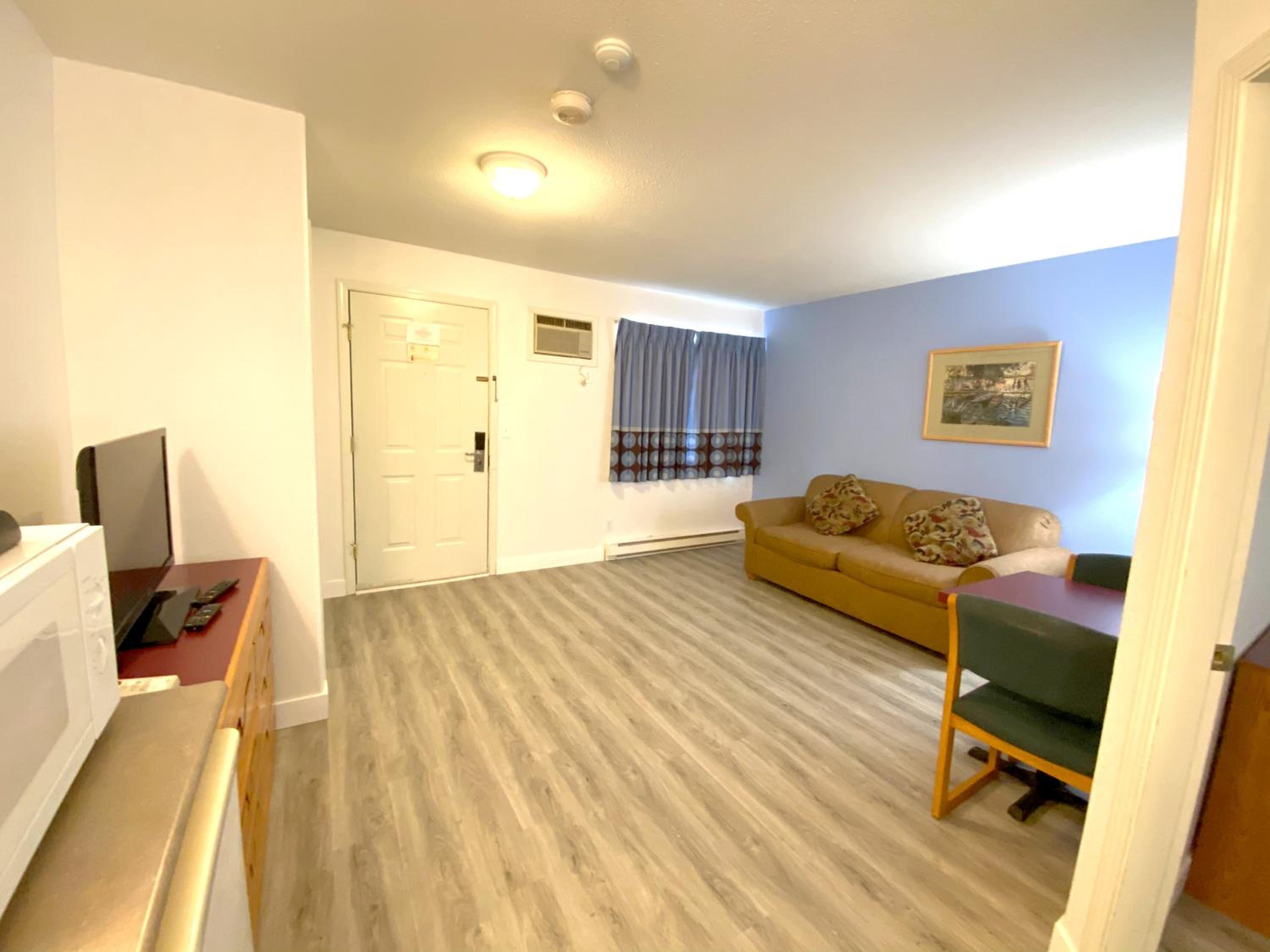 One-Bedroom Deluxe Queen Suite with Two Queen Beds - Non-Smoking photo 3