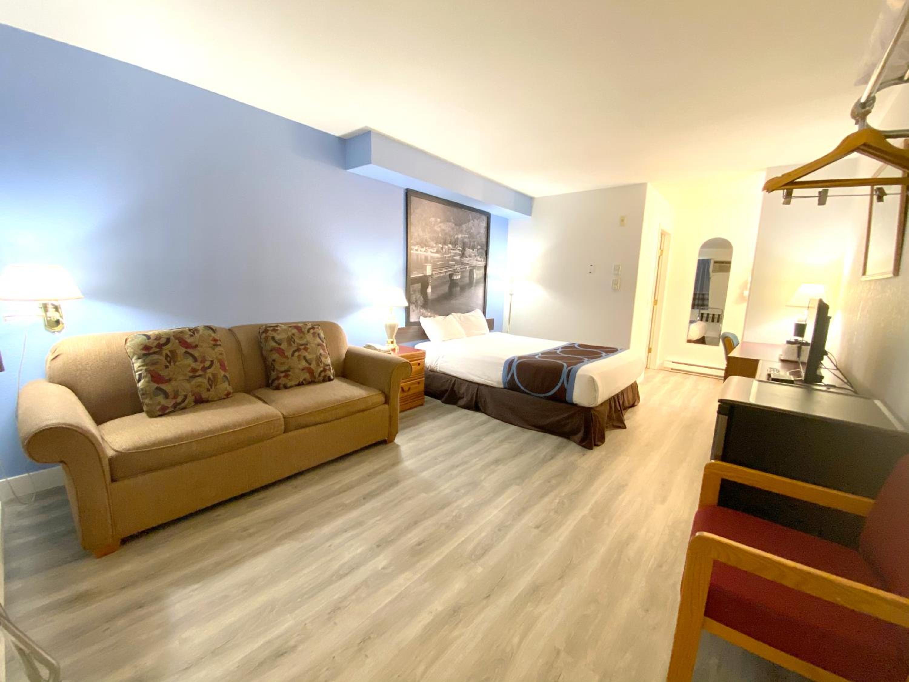 Queen Room - Non-Smoking photo 1