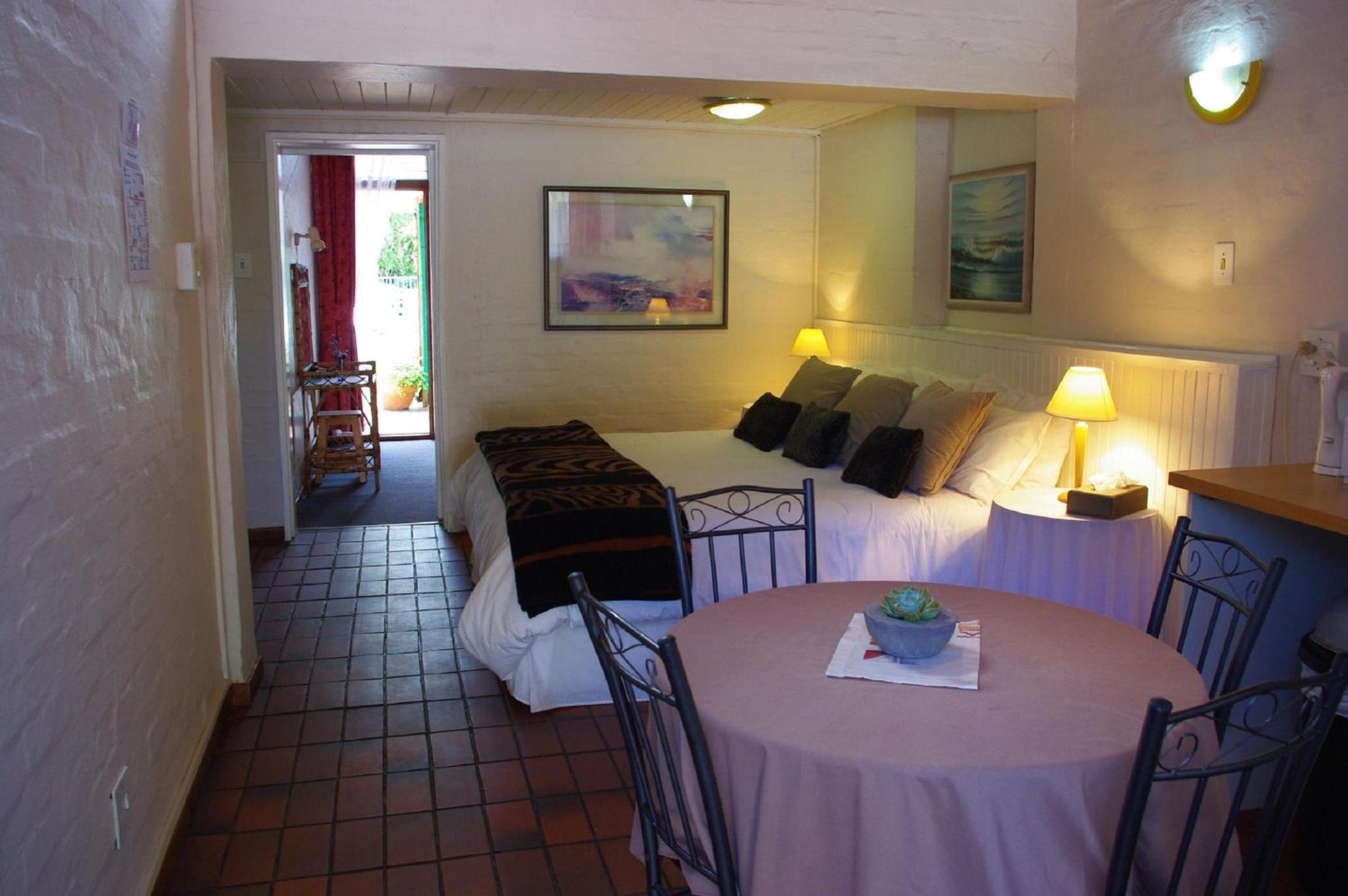 Family Room With Kitchenette photo 3