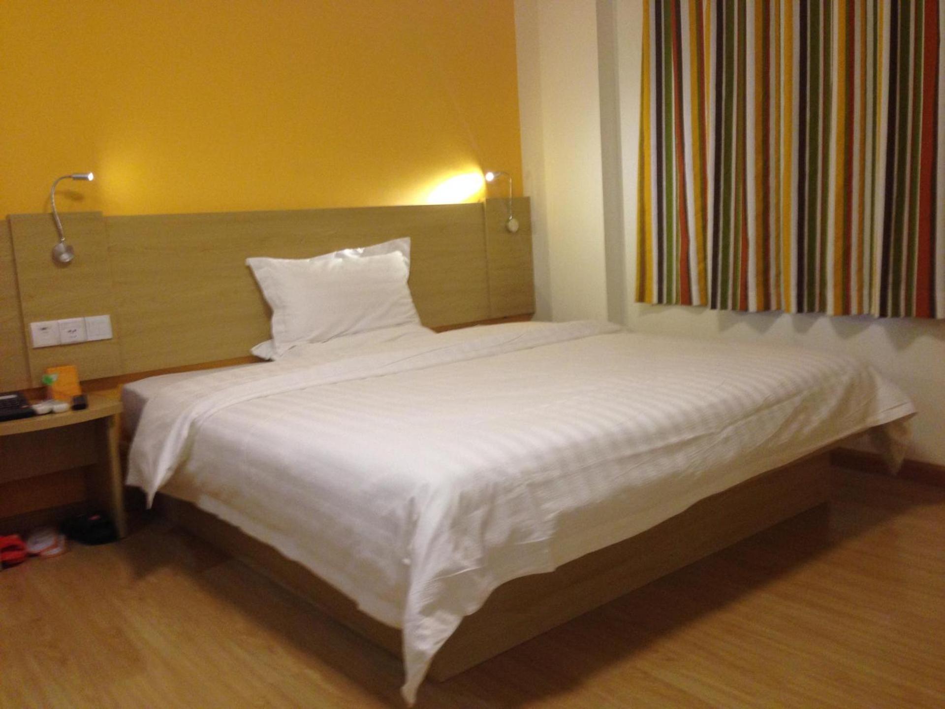 Business Queen Bed Room photo 1