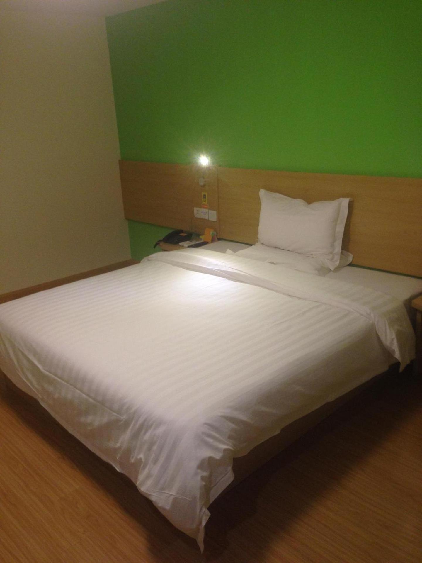 Business Queen Bed Room photo 2