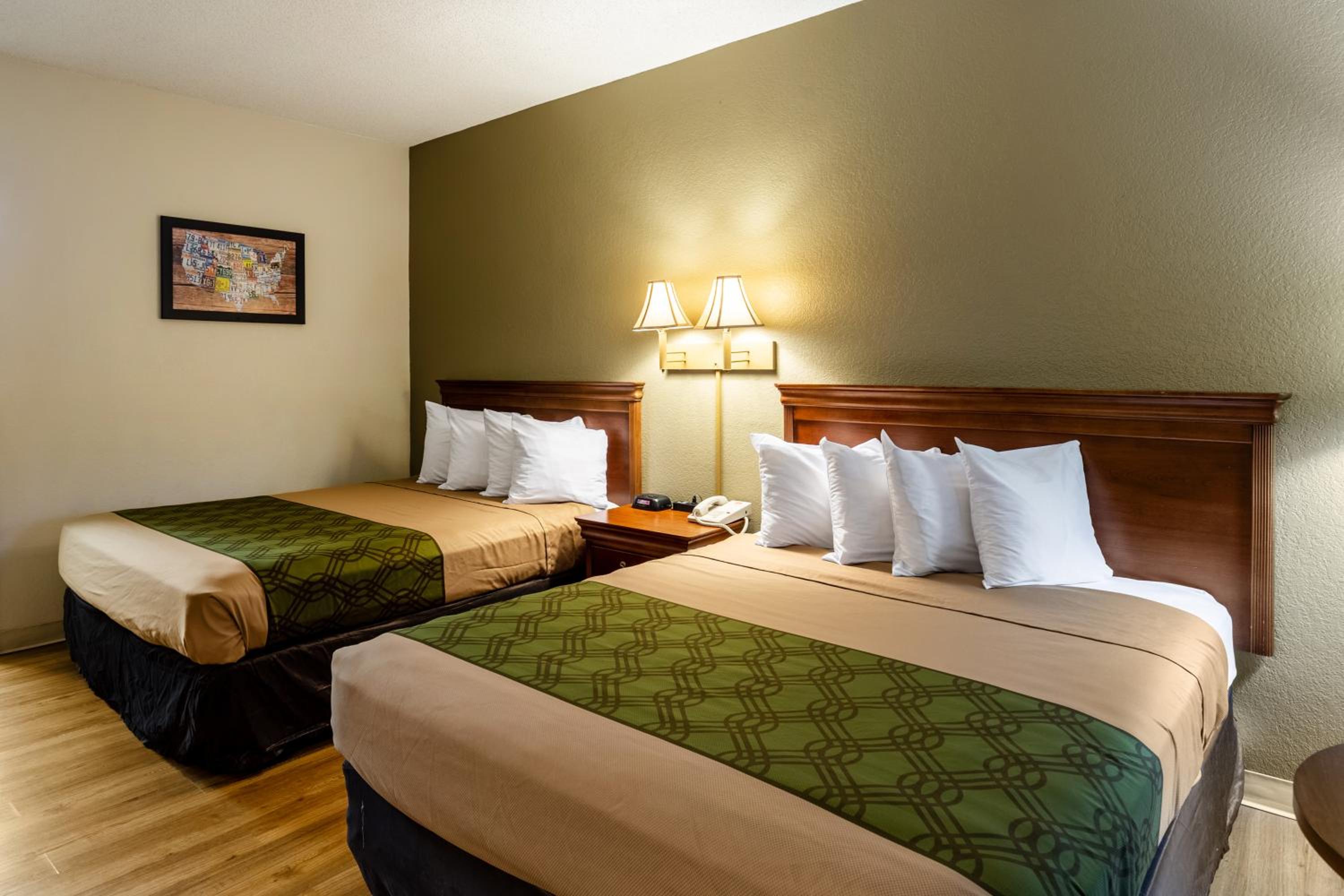 Queen Room with Two Queen Beds - Smoking - Photo 5