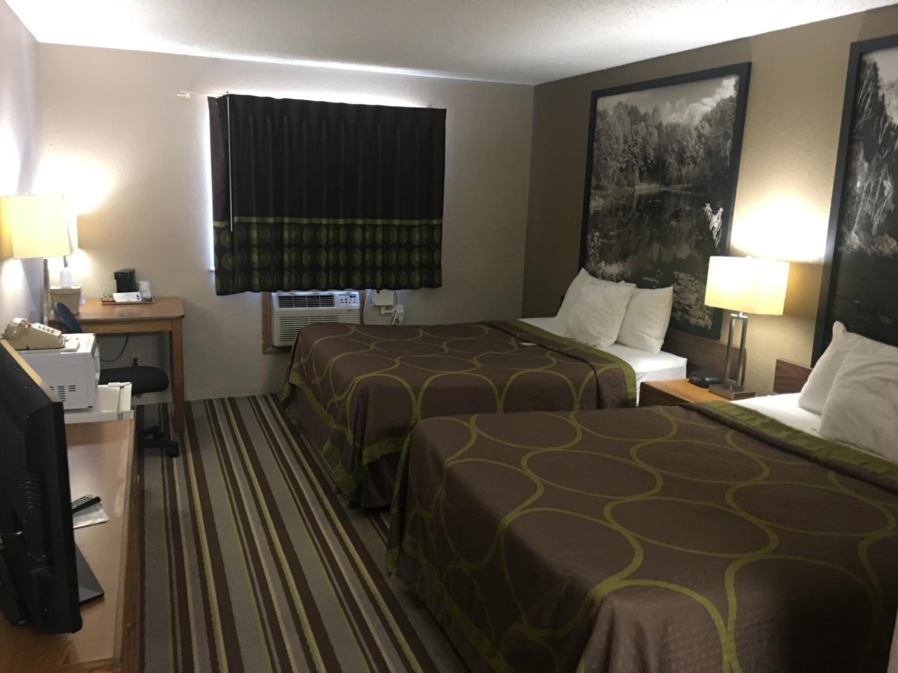 Queen Room with Two Queen Beds - Non-Smoking - Photo 3