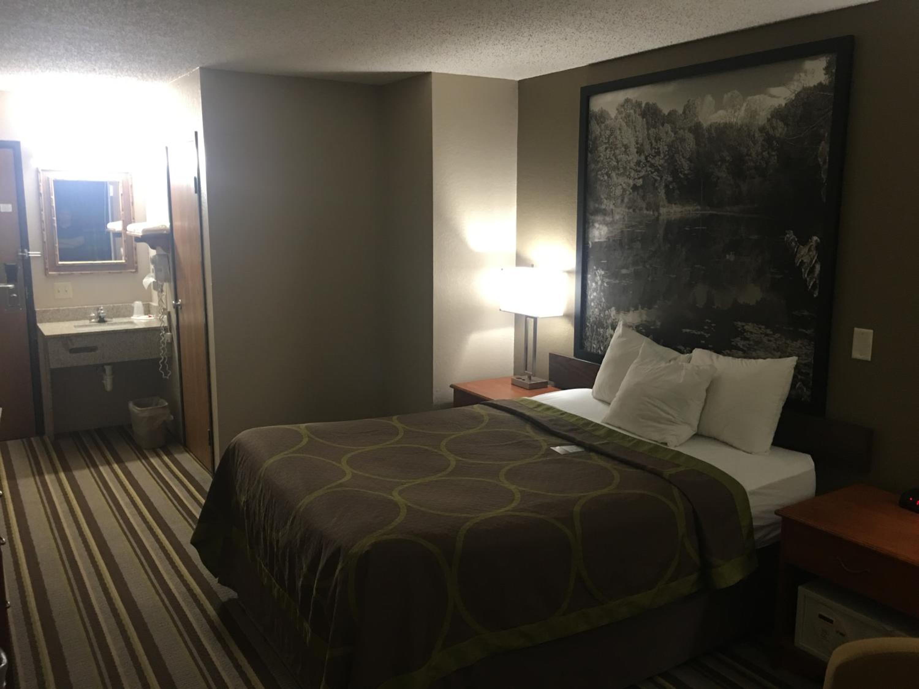 Queen Room - Non-Smoking - Photo 4