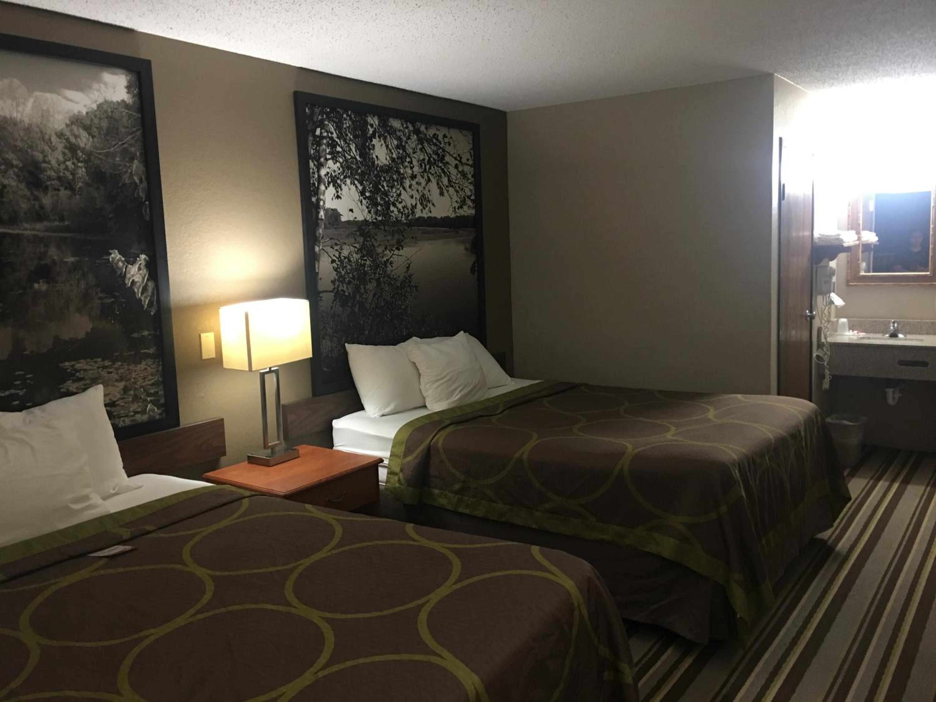 Queen Room with Two Queen Beds - Non-Smoking - Photo 4