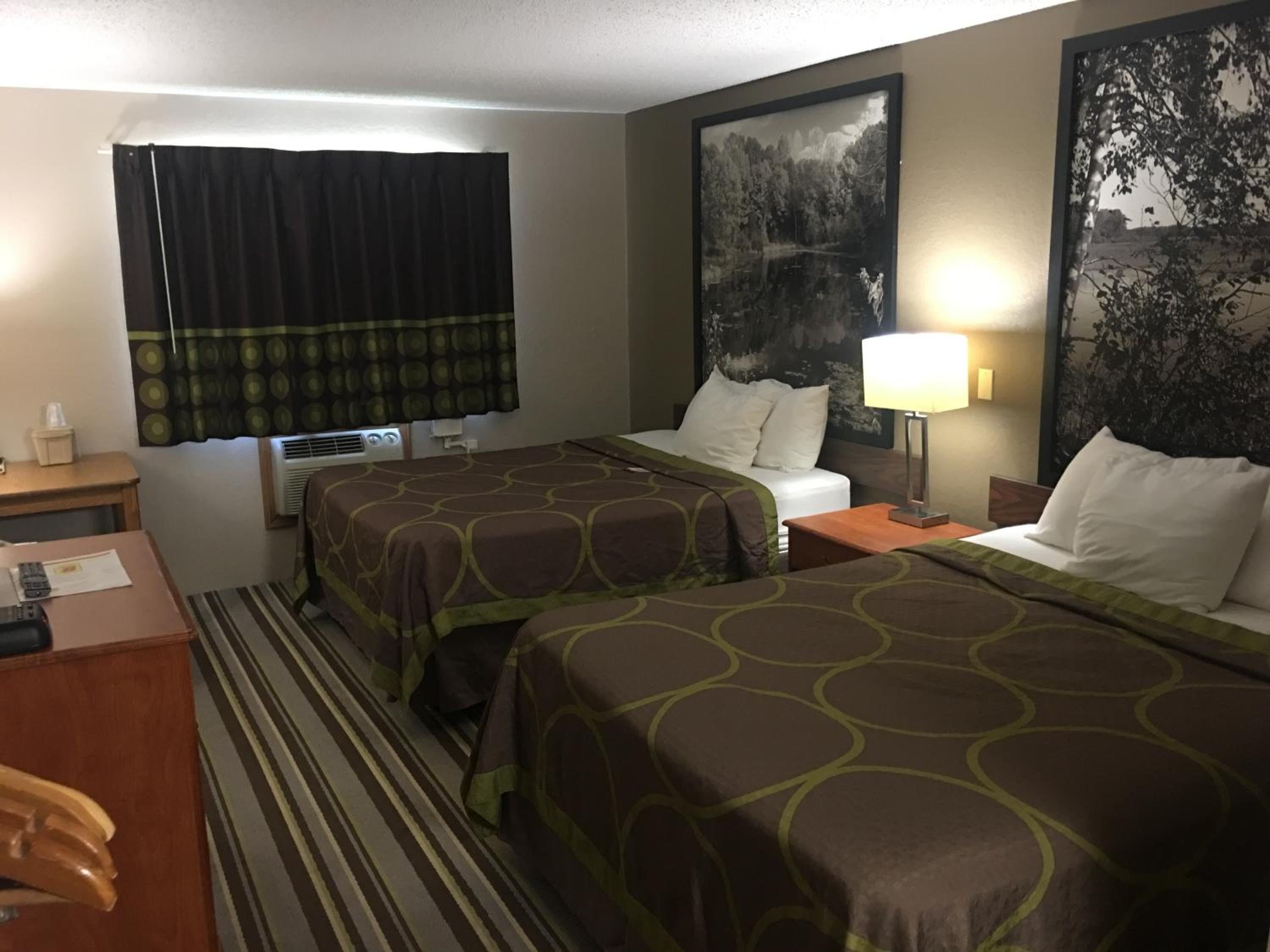 Queen Room with Two Queen Beds - Non-Smoking - Photo 2