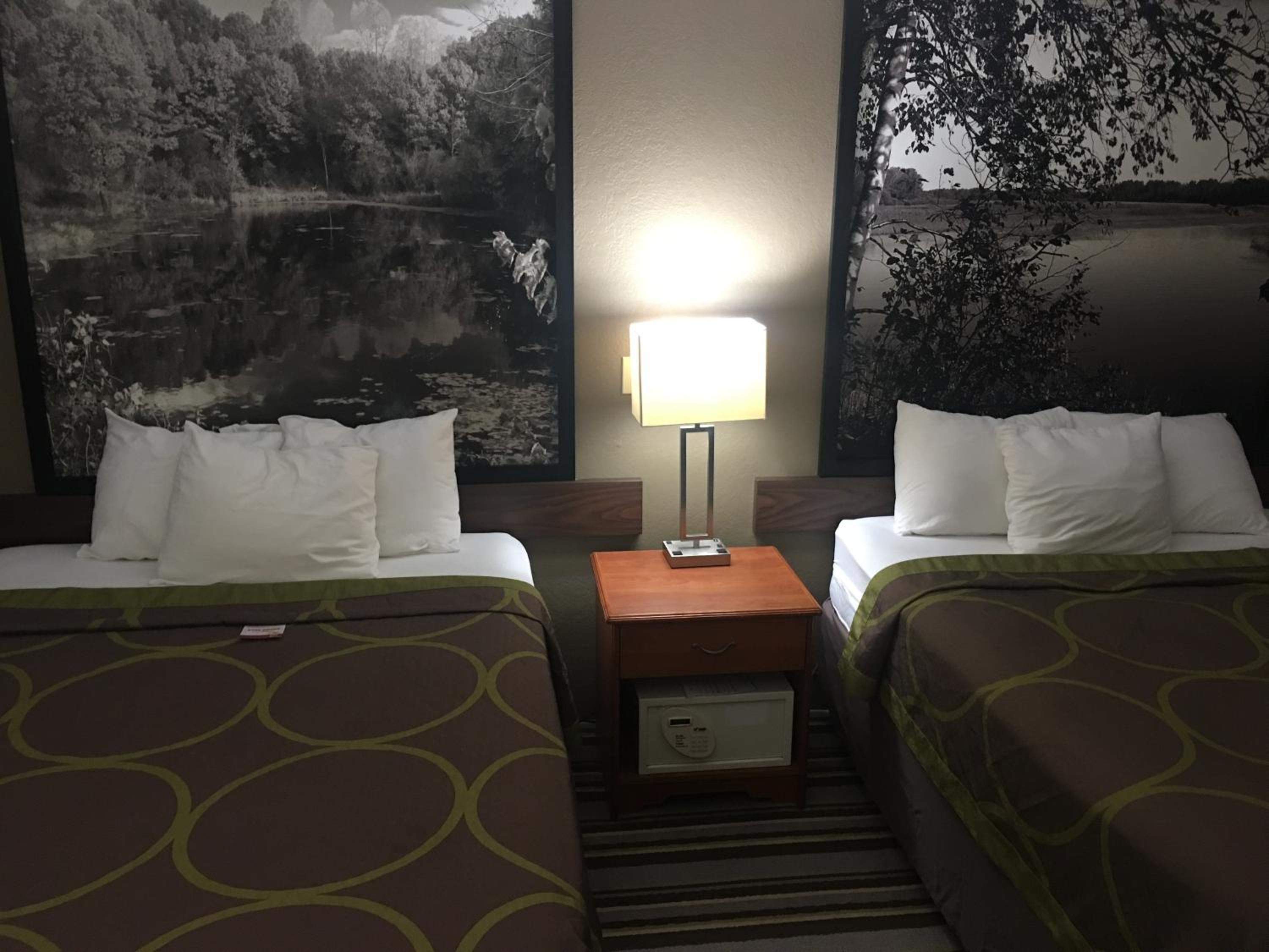 Queen Room with Two Queen Beds - Non-Smoking - Photo 1
