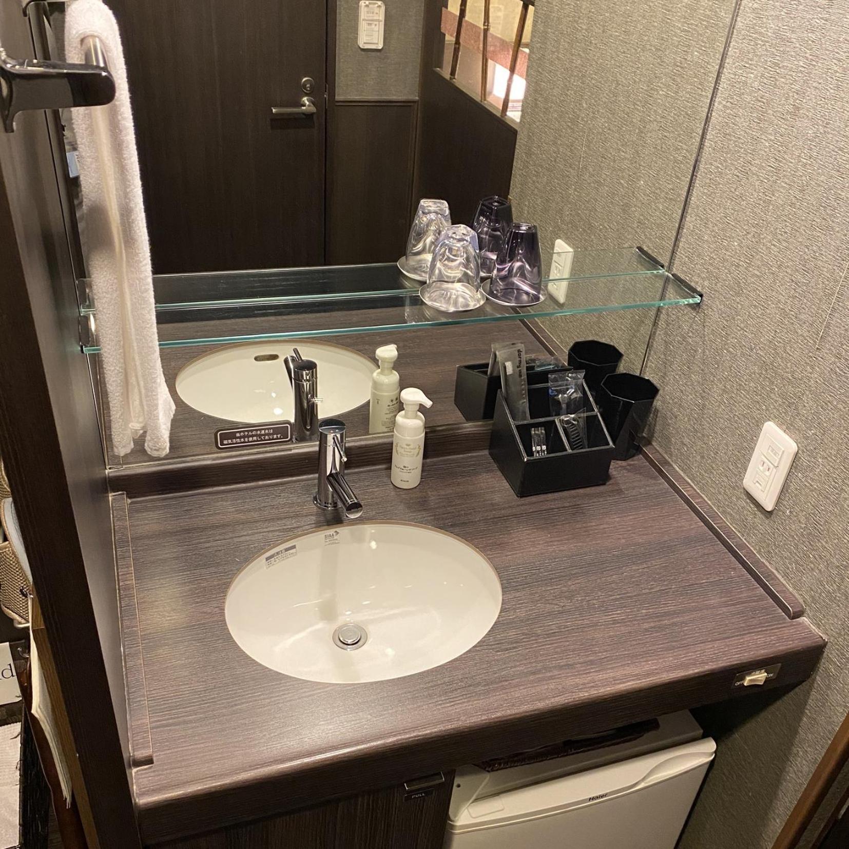 Twin Room - Non-Smoking - Photo 10