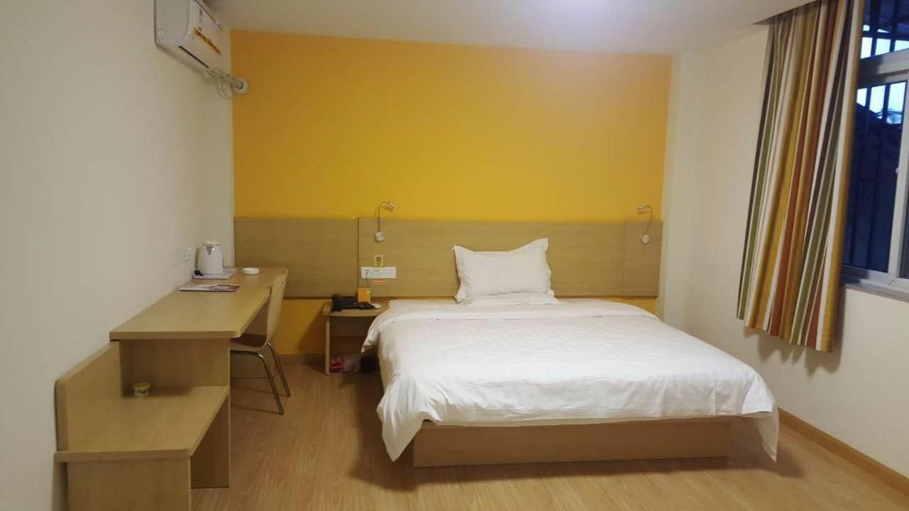 Comfortable Queen Room