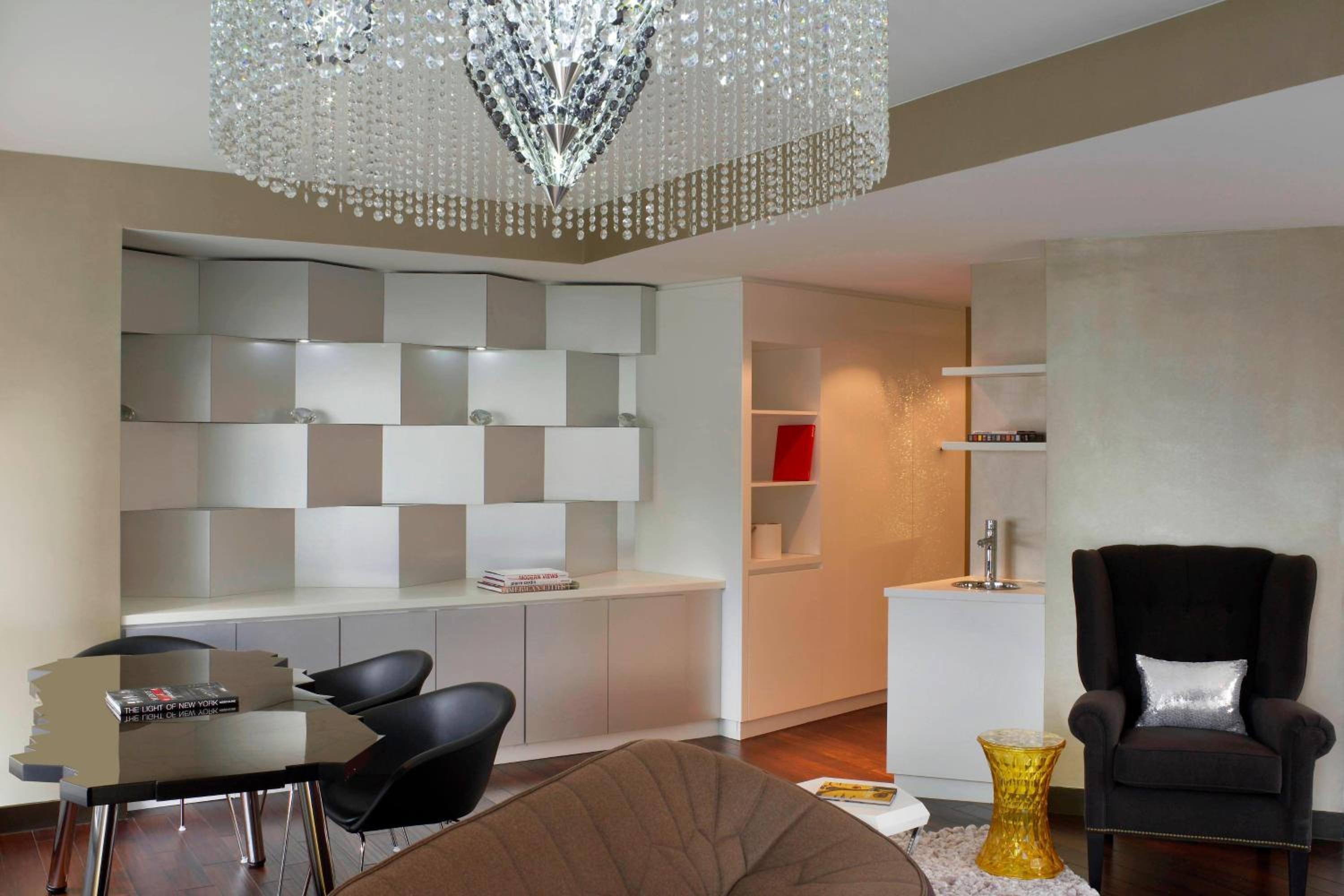 One-Bedroom King Deluxe Suite with City View, Non-Smoking thumbnail 5