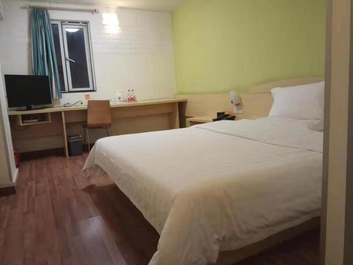 Comfortable Queen Room