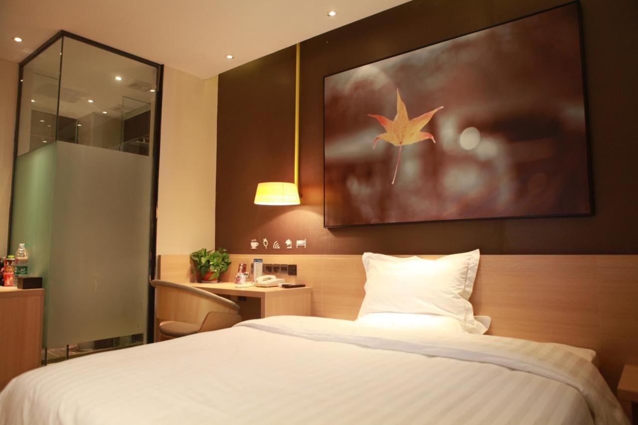Premium Queen Room photo 2