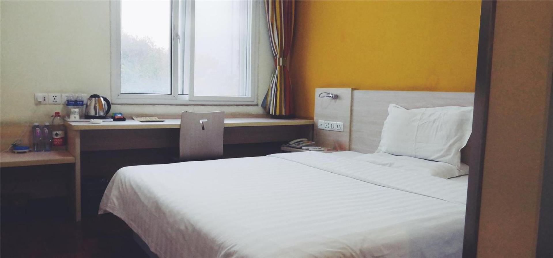 Comfortable Queen Room photo 1