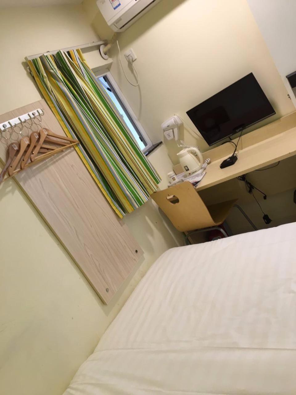Comfortable Queen Room