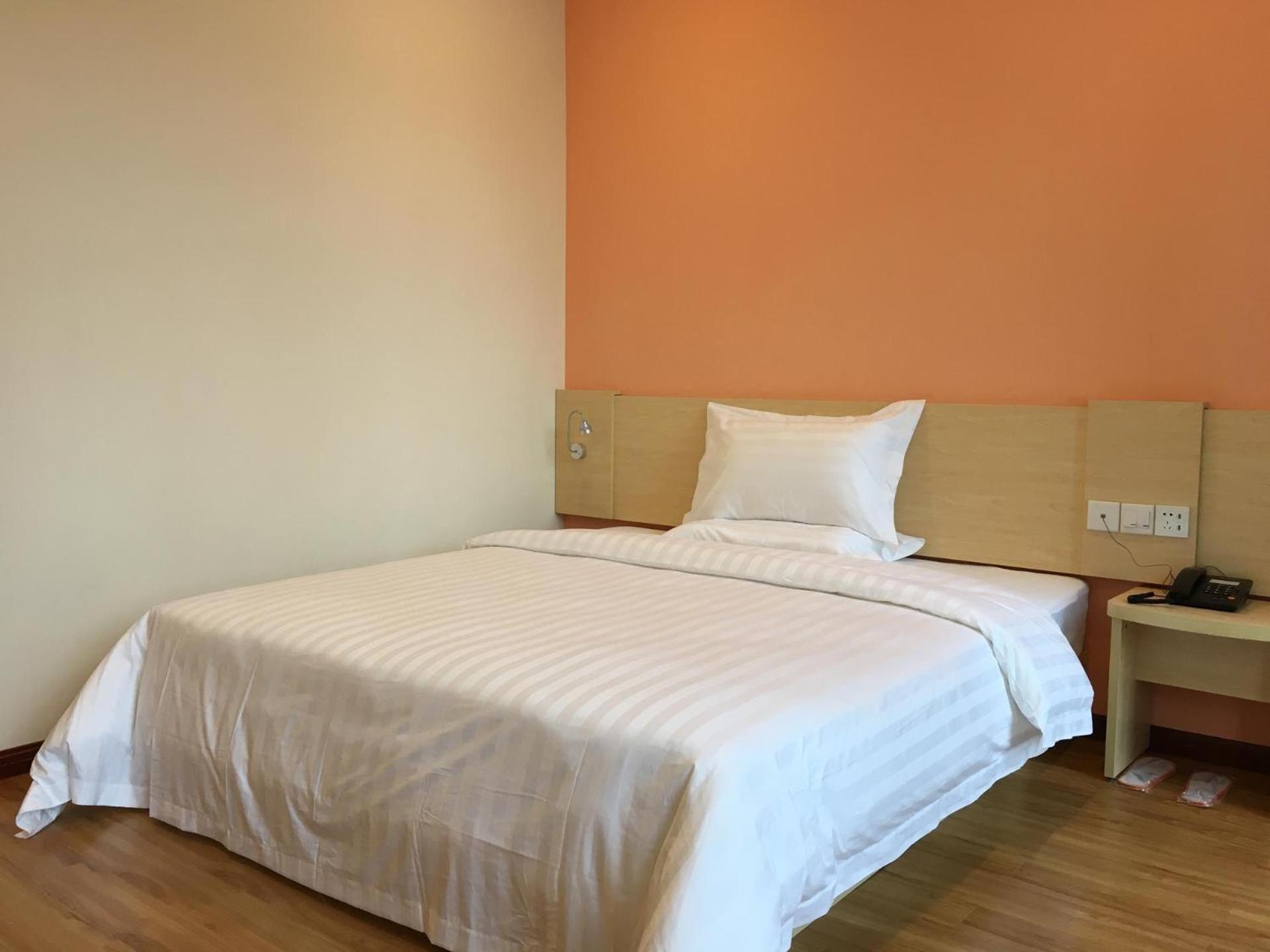 Comfortable Queen Room photo 3